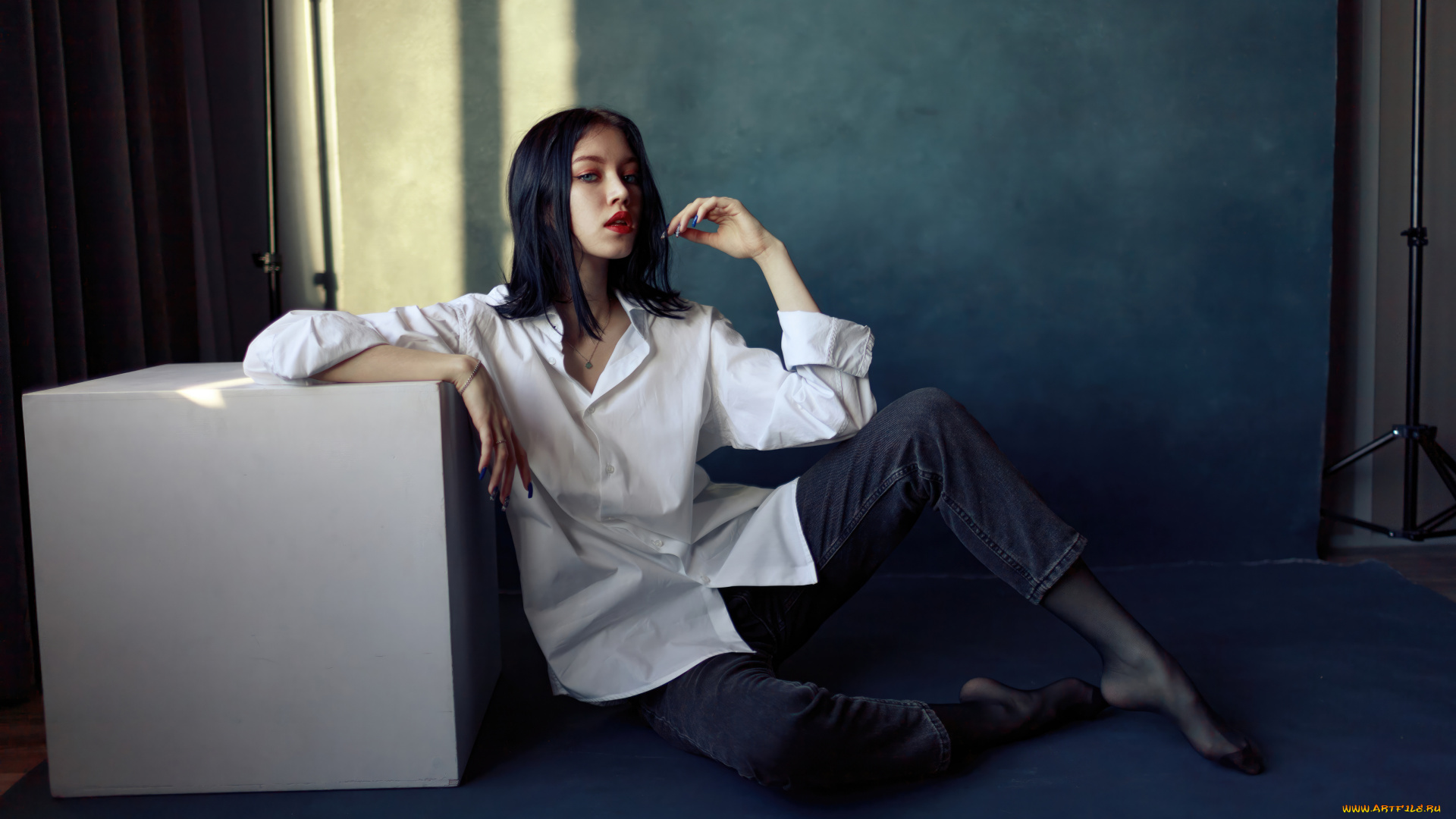 девушки, -, брюнетки, , шатенки, девушка, джинсы, белая, рубашка, в, помещении, на, пoлу