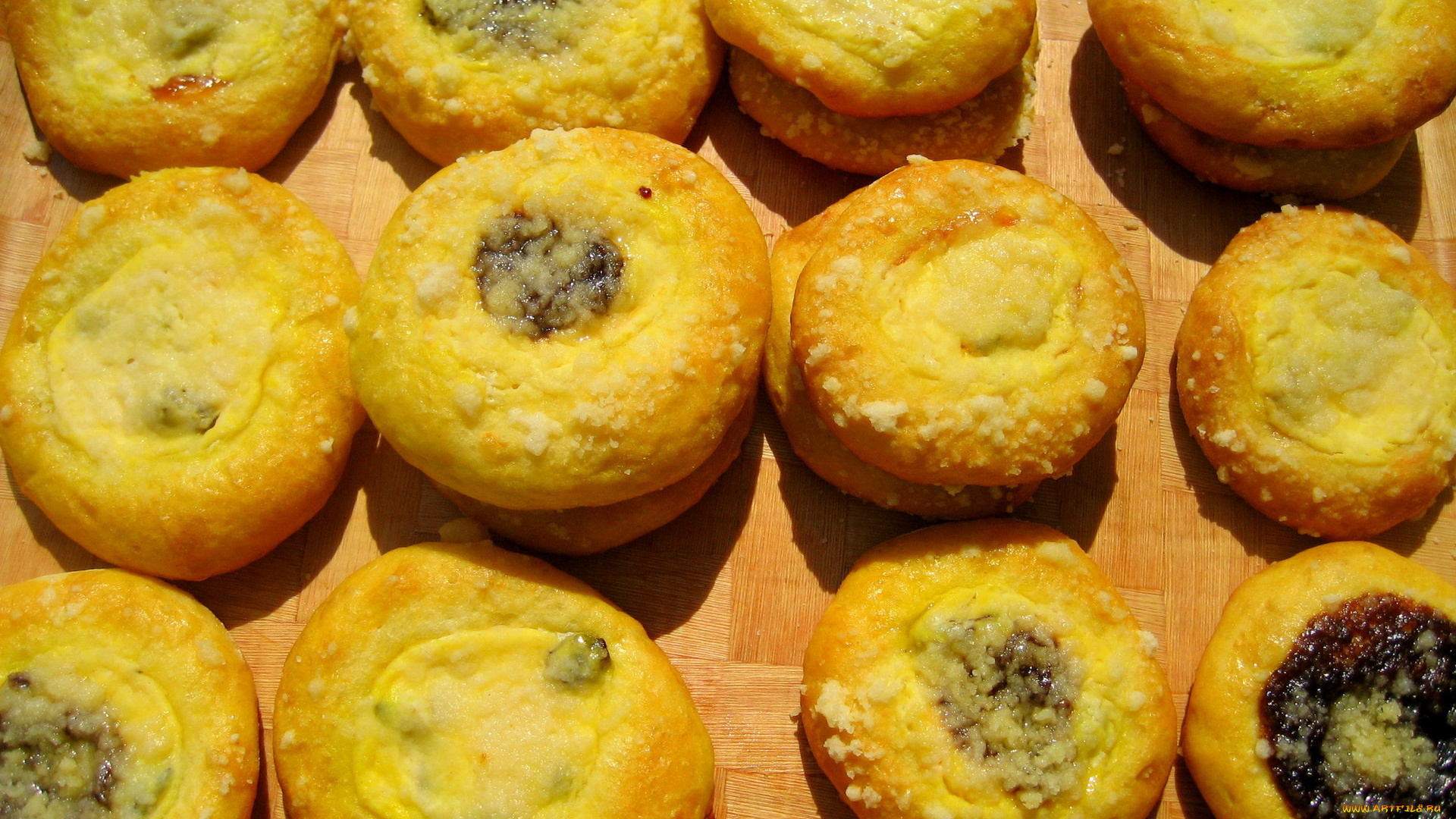 еда, хлеб, выпечка, булочки, изюм, сдоба