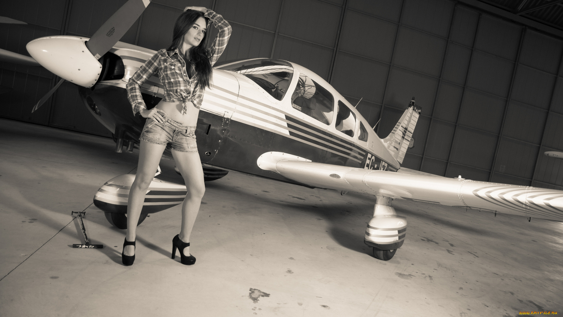 -Unsort, Брюнетки, Шатенки, девушки, unsort, брюнетки, шатенки, самолёт, шорты, ангар, чёрно-белая