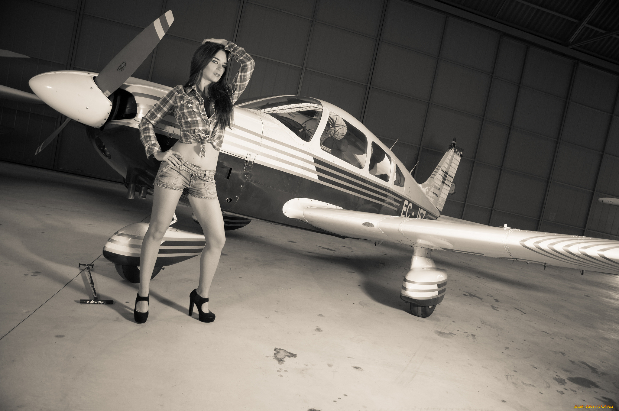 -Unsort, Брюнетки, Шатенки, девушки, unsort, брюнетки, шатенки, самолёт, шорты, ангар, чёрно-белая