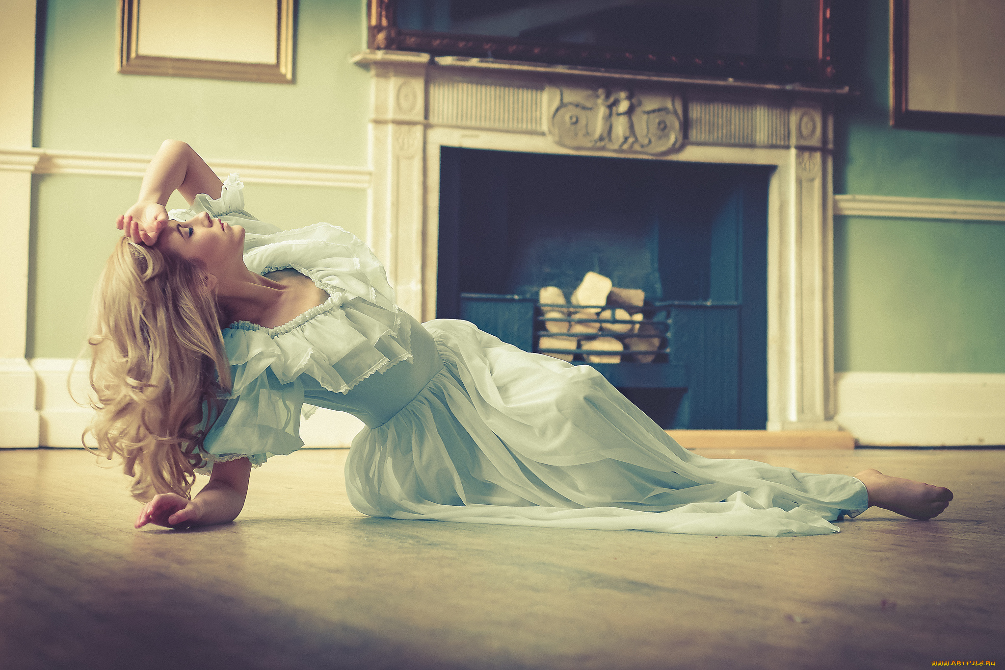 Raphaella, McNamara, девушки, , , платье, на, полу, камин