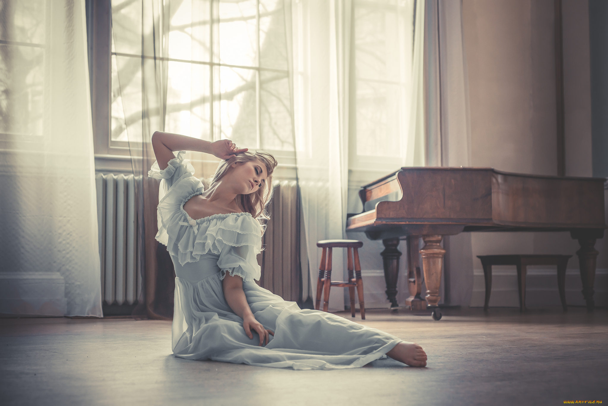 Raphaella, McNamara, девушки, , , рояль, окно, платье