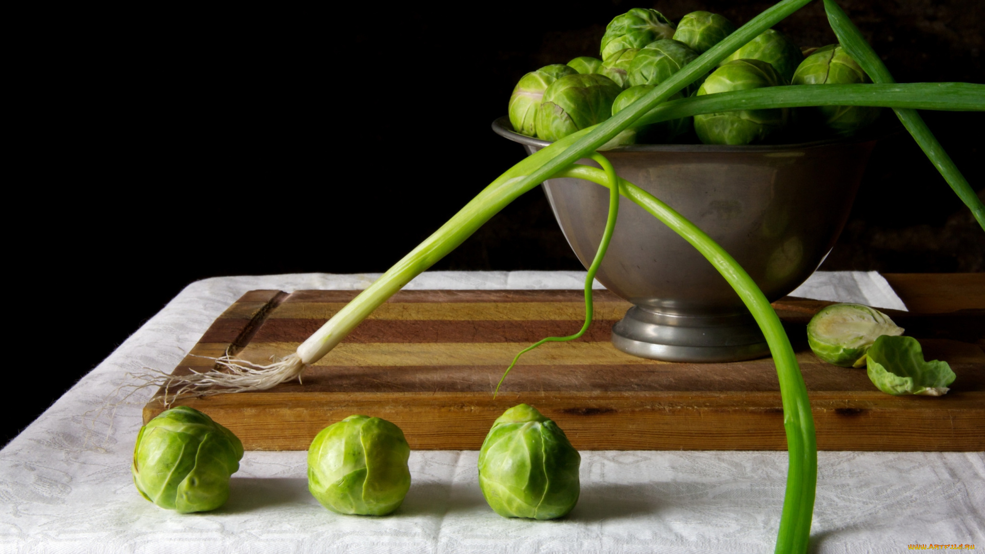 еда, овощи, натюрморт, капуста, лук, зелень, доска, посуда, стол, фон