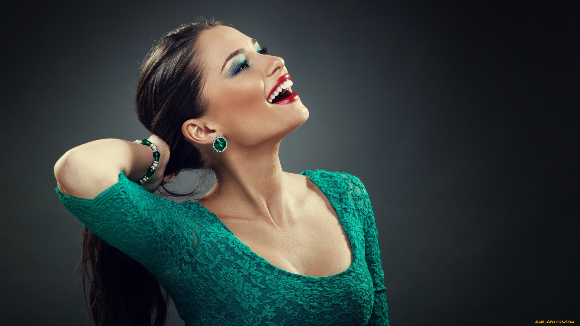 девушки, -unsort, , брюнетки, , шатенки, рука, хвост, настроение, улыбка, модель, девушка, помада, лицо, макияж