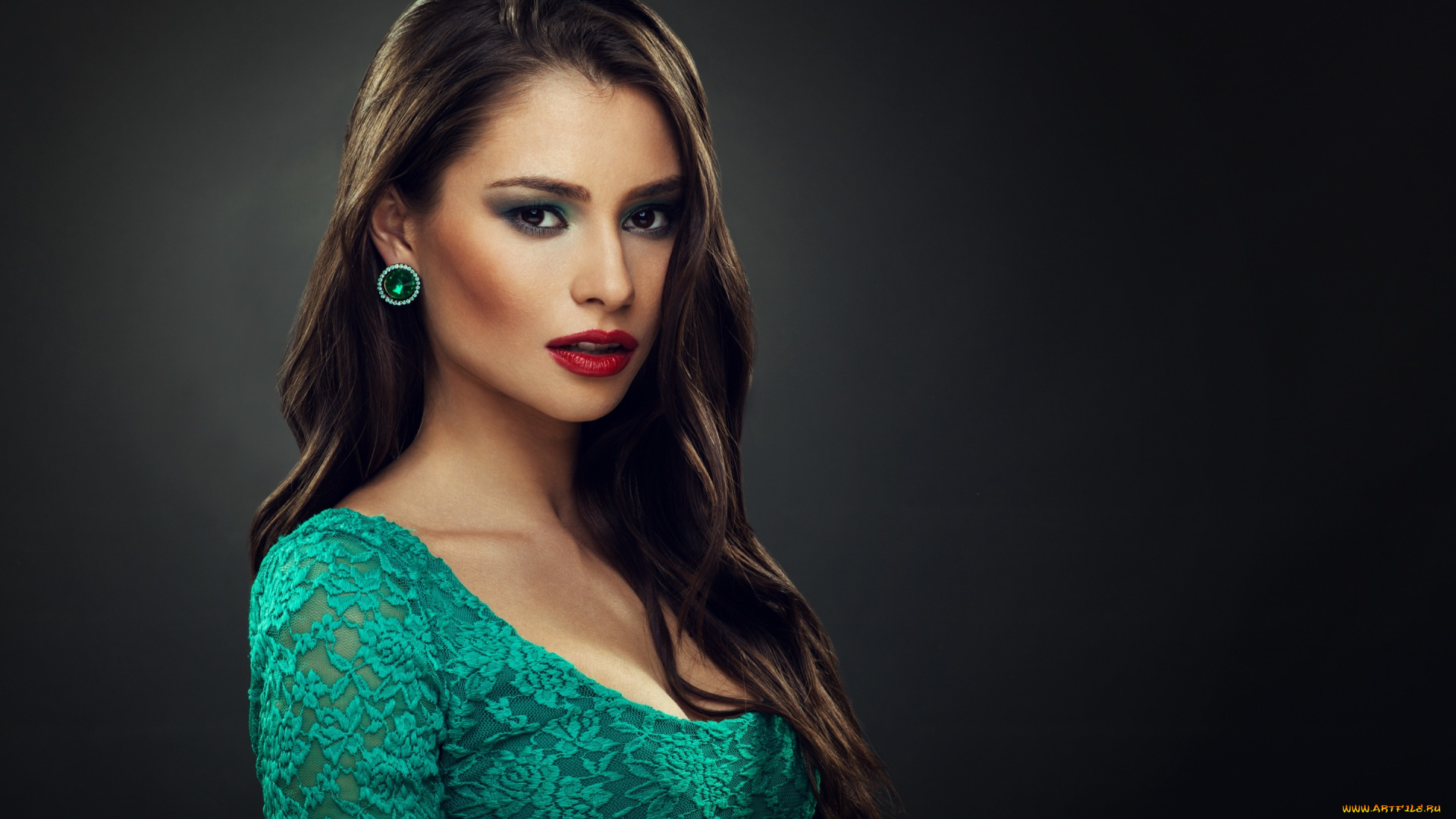 девушки, -unsort, , лица, , портреты, девушка, фон, помада, макияж, серьги, взгляд, красивая, волосы