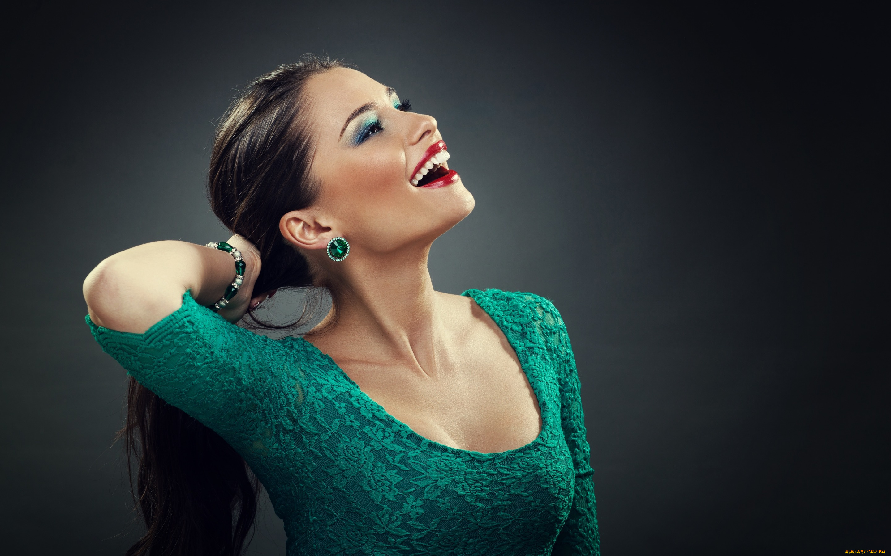 девушки, -unsort, , брюнетки, , шатенки, рука, хвост, настроение, улыбка, модель, девушка, помада, лицо, макияж