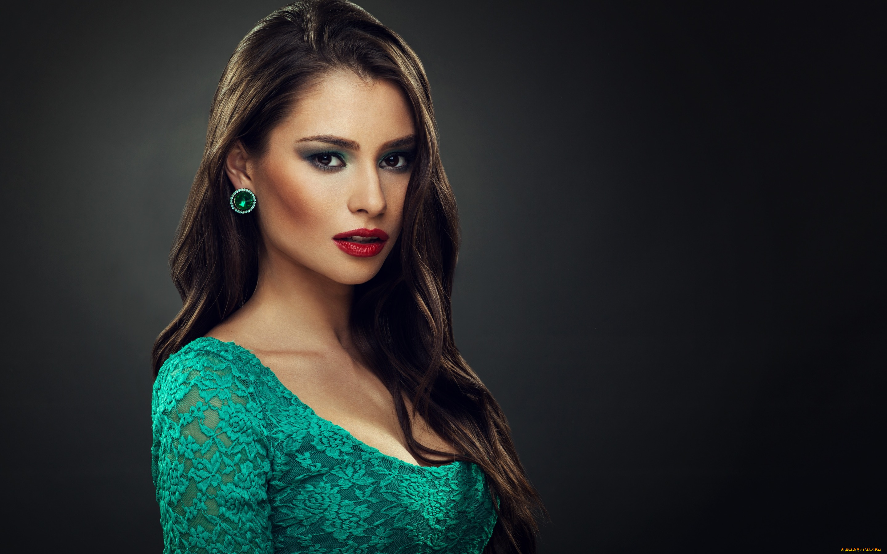 девушки, -unsort, , лица, , портреты, девушка, фон, помада, макияж, серьги, взгляд, красивая, волосы