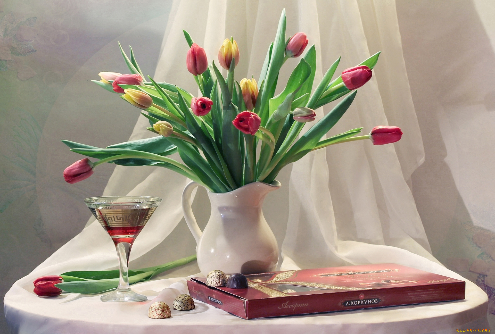 еда, натюрморт, праздник, вино, бокал, конфеты, тюльпаны, букет