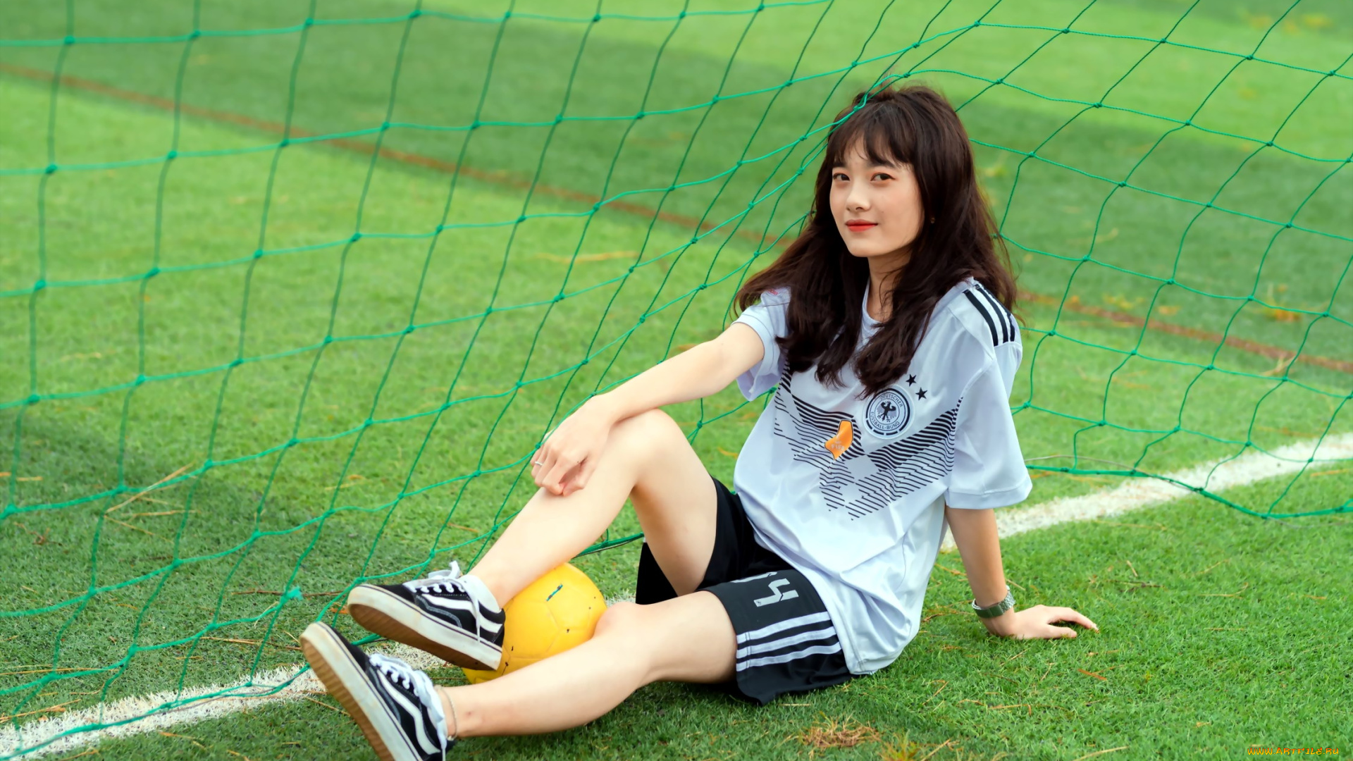 девушки, -, азиатки, футболка, шорты, кеды, мяч, сетка, поле