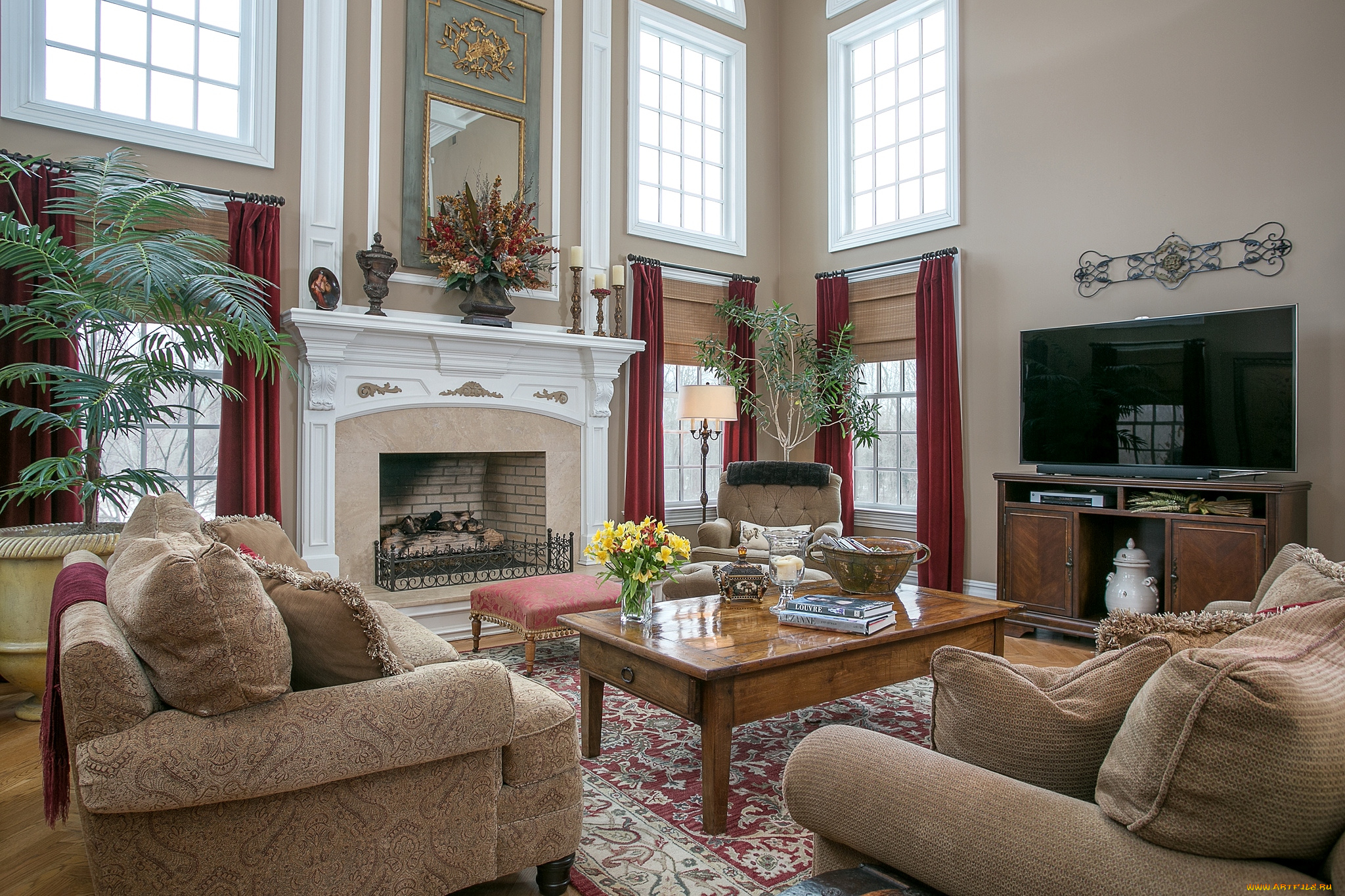 интерьер, гостиная, диваны, камин, плазма, букет, стол