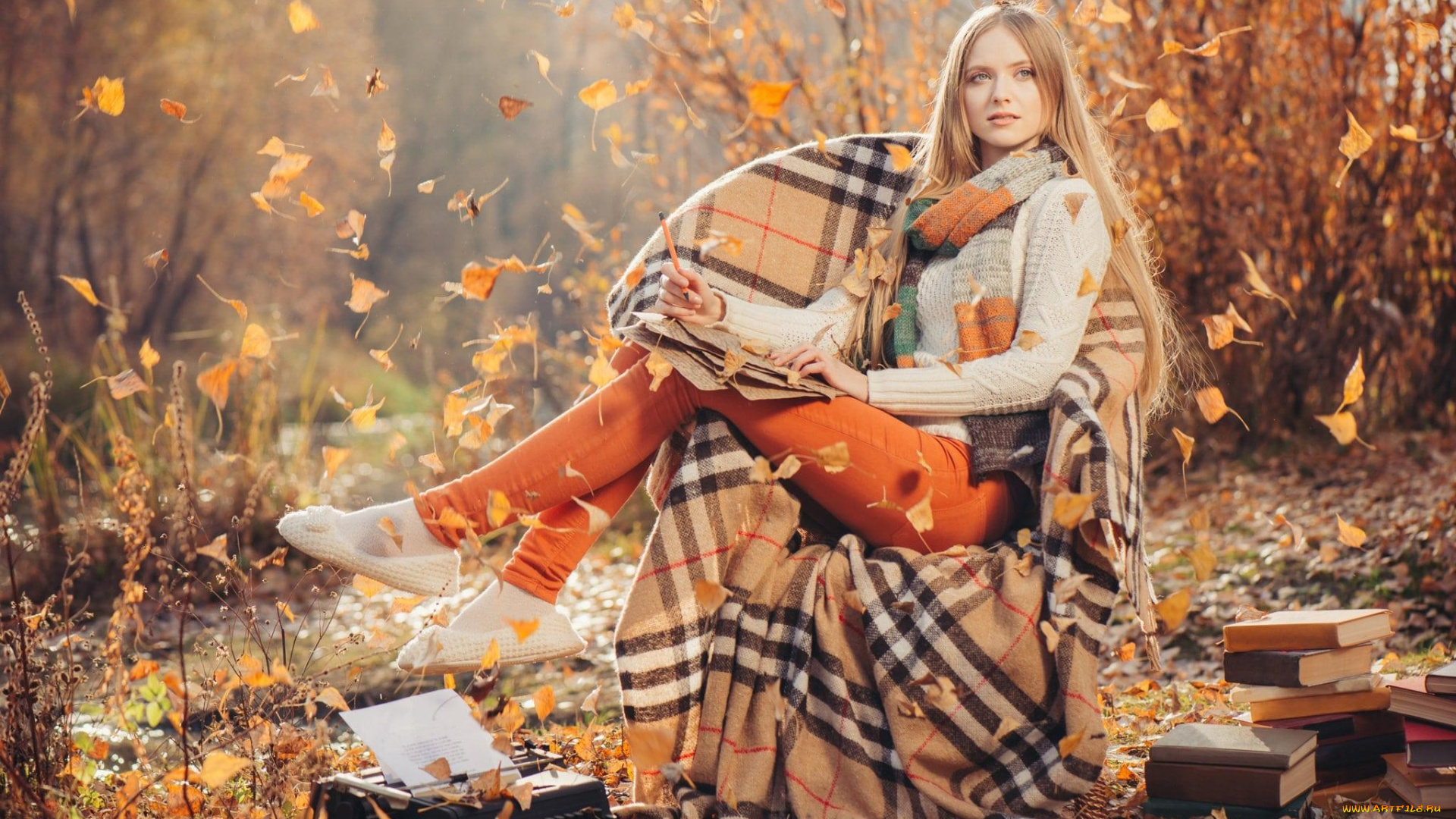 девушки, -unsort, , блондинки, , светловолосые, бумаги, брюки, книги, плед, кресло, печатная, машинка, листья, осень, кофта, шарф, блондинка