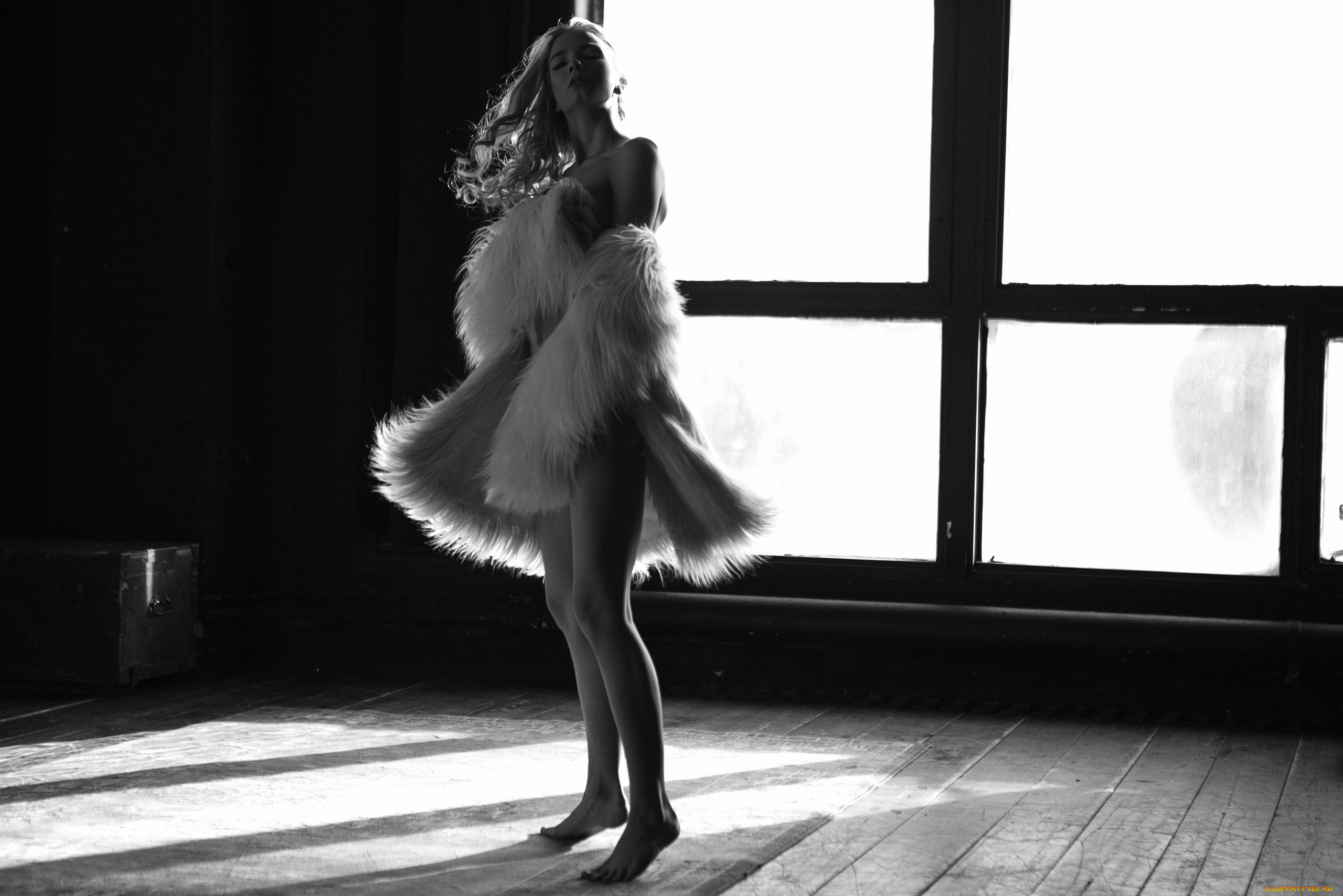 девушки, -unsort, , черно-белые, обои, монохромный, шубы, модель, женщины, в, помещении, босиком, голые, плечи