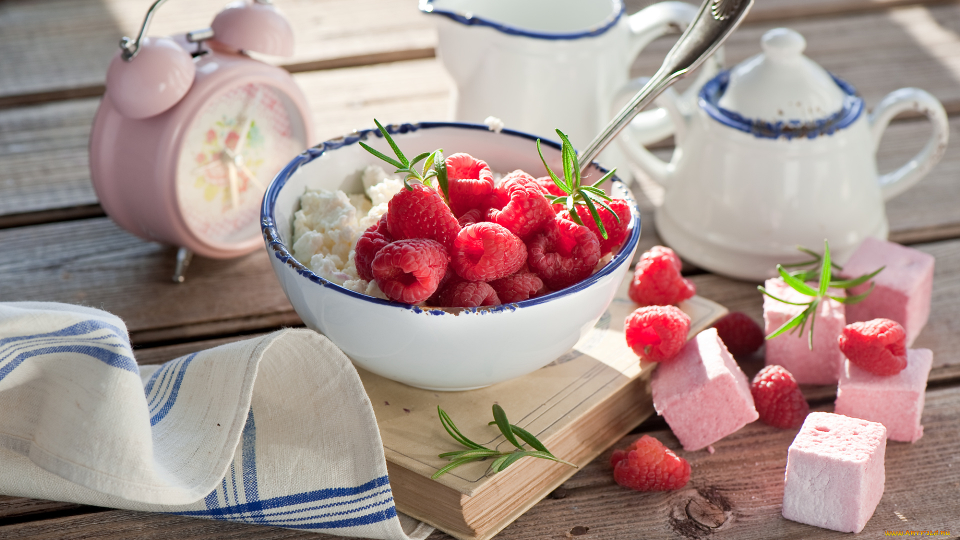 еда, разное, натюрморт, завтрак, будильник, ягоды, малина, творог, книга, полотенце, зефиры, маршмеллоу