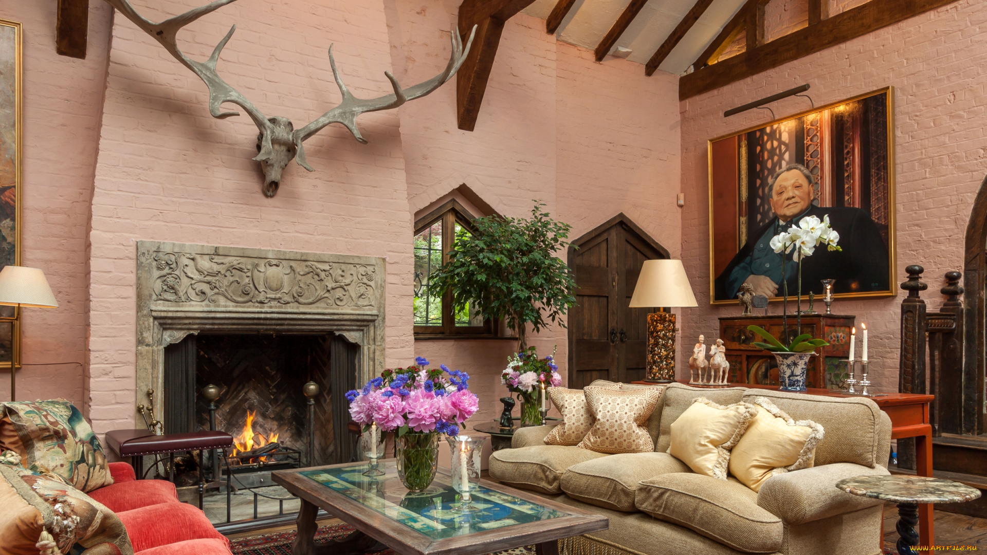 интерьер, гостиная, рога, цветы, камин, диван, картина