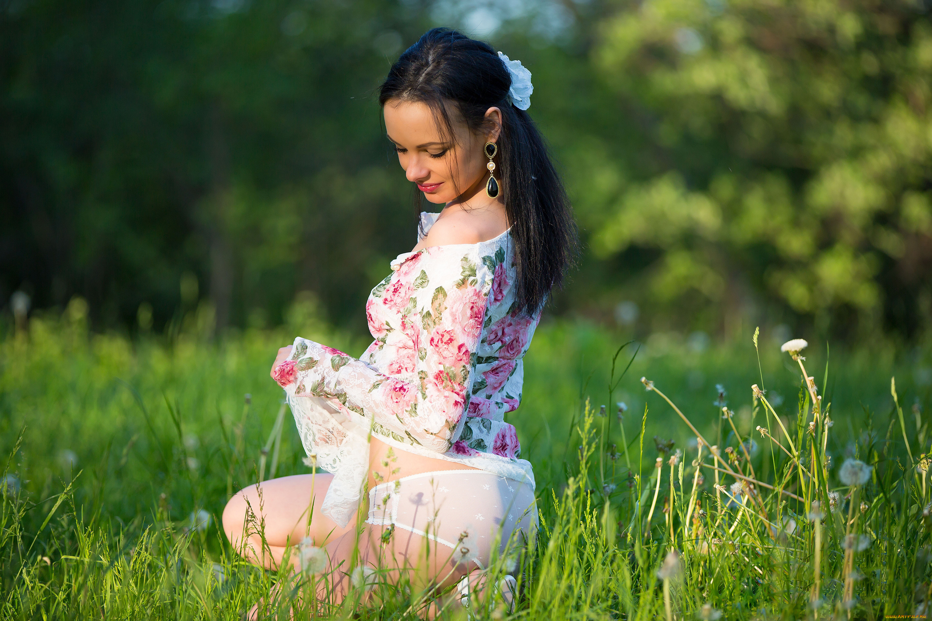 девушки, -unsort, , брюнетки, , шатенки, бельё, трава, зелень, лето, бант, модель, брюнетка, девушка, белый, katie