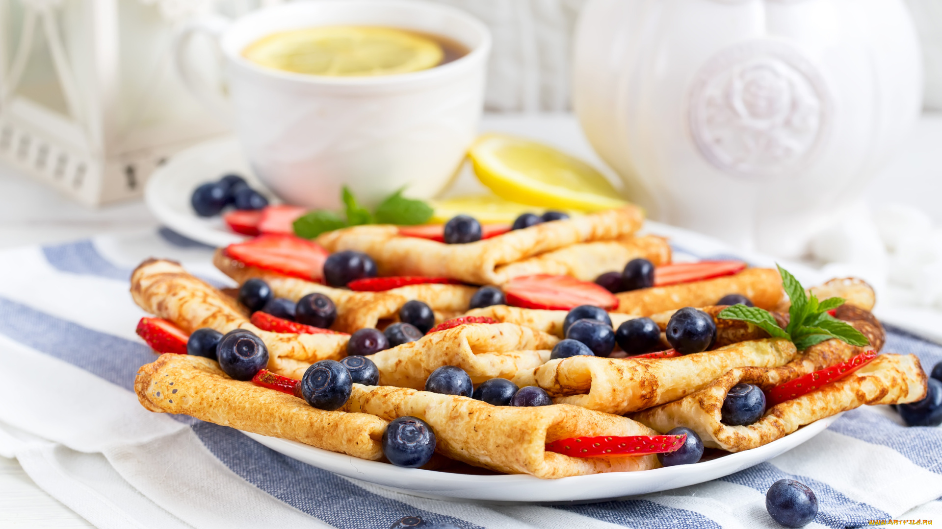 еда, блины, , оладьи, мята, ягоды, черника, клубника, десерт