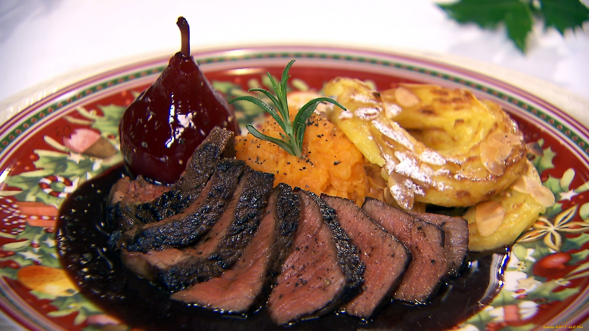 еда, мясные, блюда, мясо, груша, ломтики, соус, розмарин, пюре