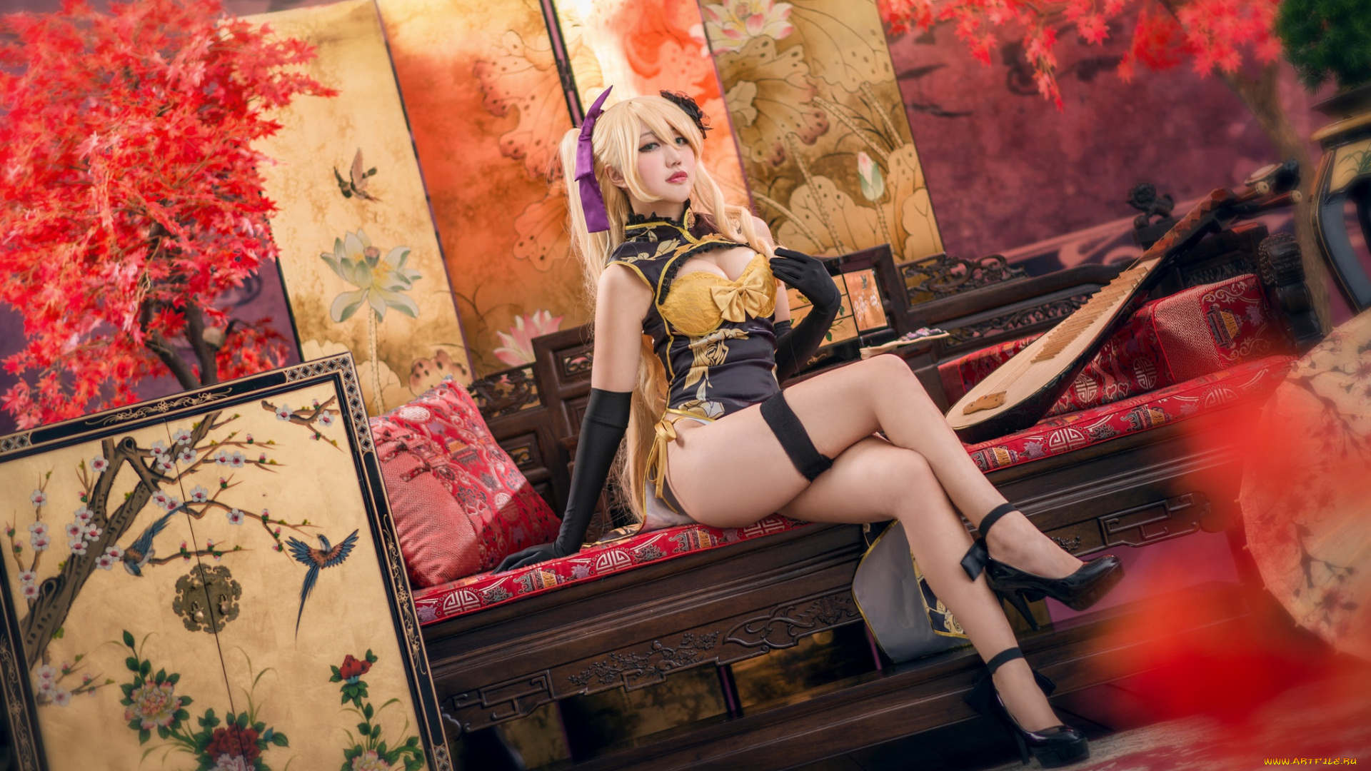 девушки, -unsort, , азиатки, картины, блондинка, диван, красный, руки, интерьер, девушка, взгляд, комната, мебель, ножки, фон, ноги, стиль, поза, образ, наряд, туфли, секси, лицо, костюм, грудь