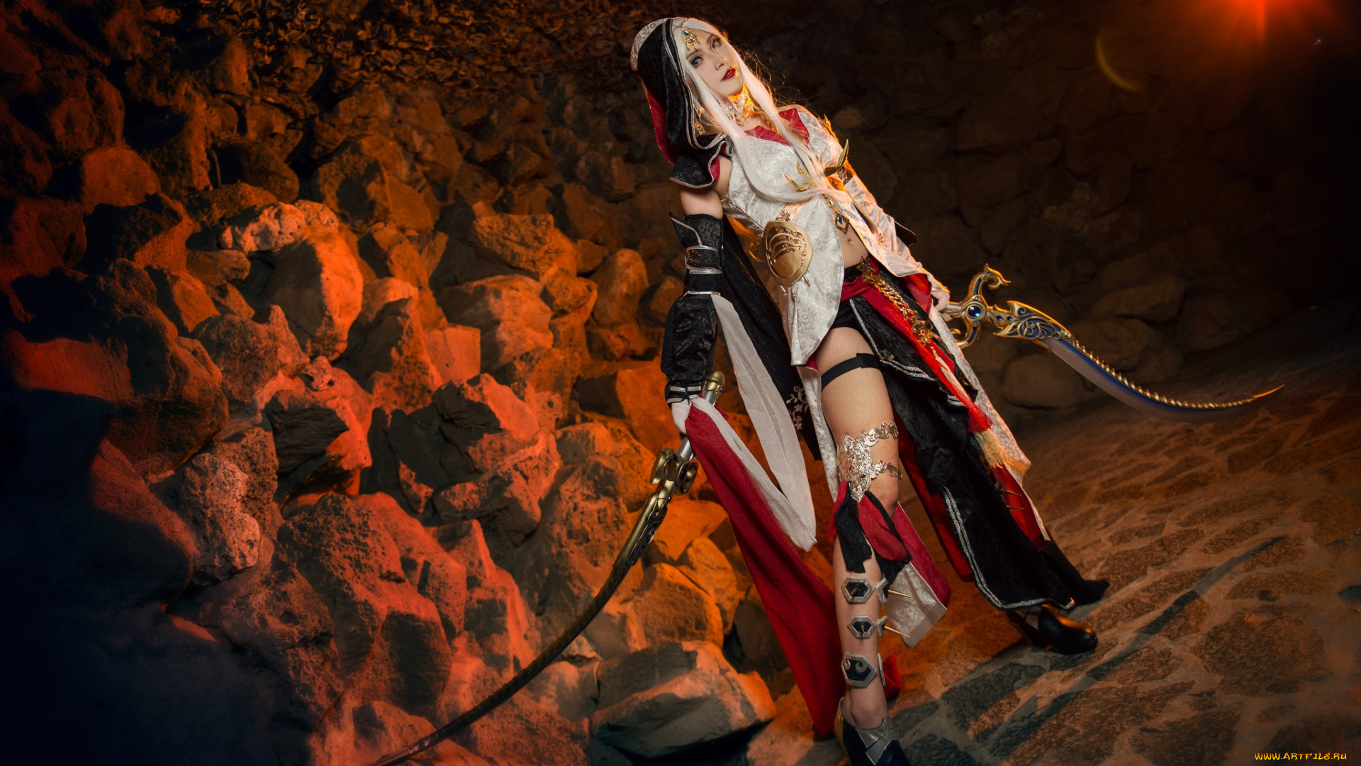 разное, cosplay, , косплей, взгляд, девушка, свет, украшения, поза, стиль, темный, фон, камни, оружие, скалы, ноги, меч, руки, макияж, фигура, освещение, блондинка, костюм, туфли, наряд, пол, образ, пещера