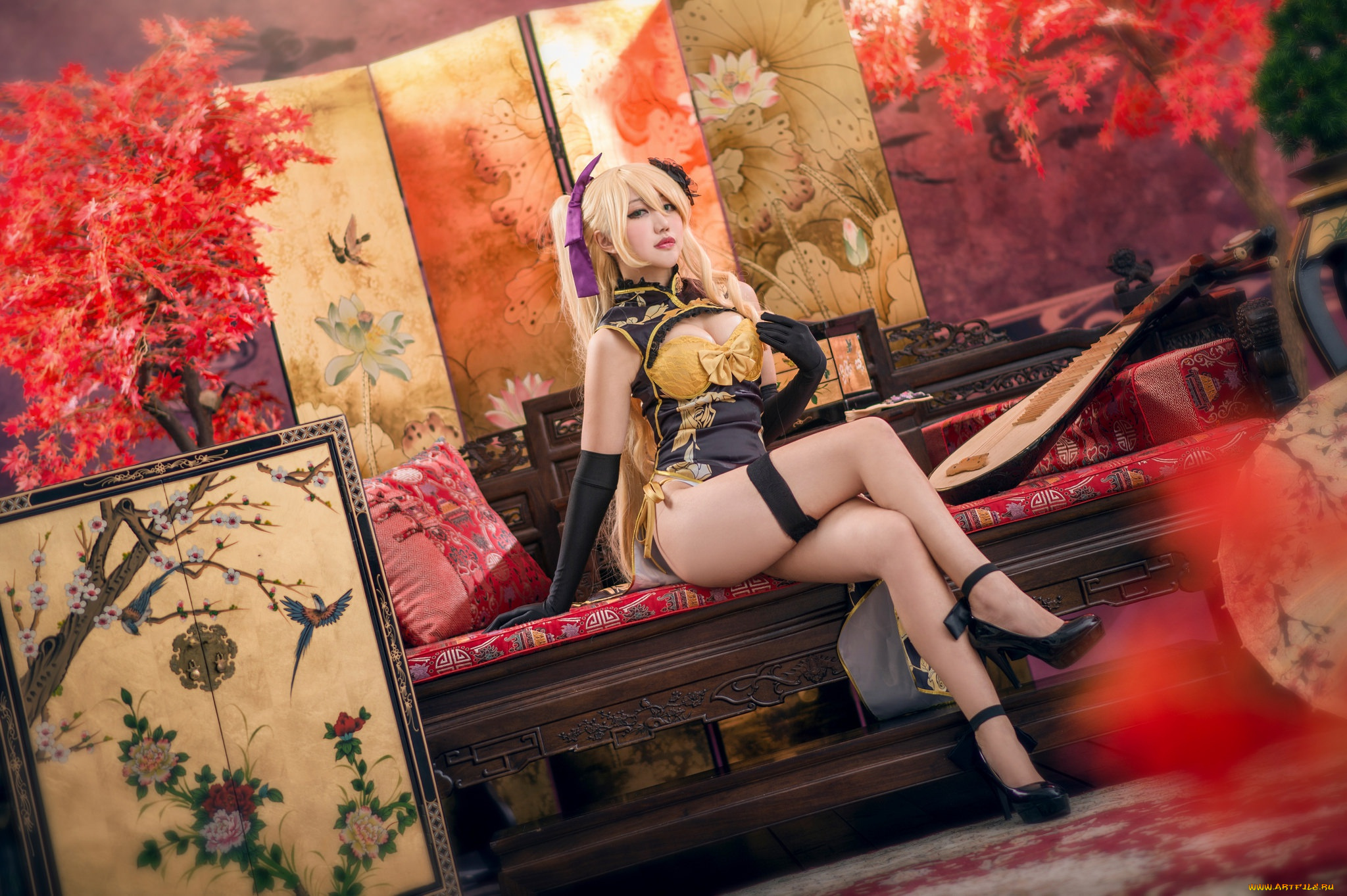 девушки, -unsort, , азиатки, картины, блондинка, диван, красный, руки, интерьер, девушка, взгляд, комната, мебель, ножки, фон, ноги, стиль, поза, образ, наряд, туфли, секси, лицо, костюм, грудь