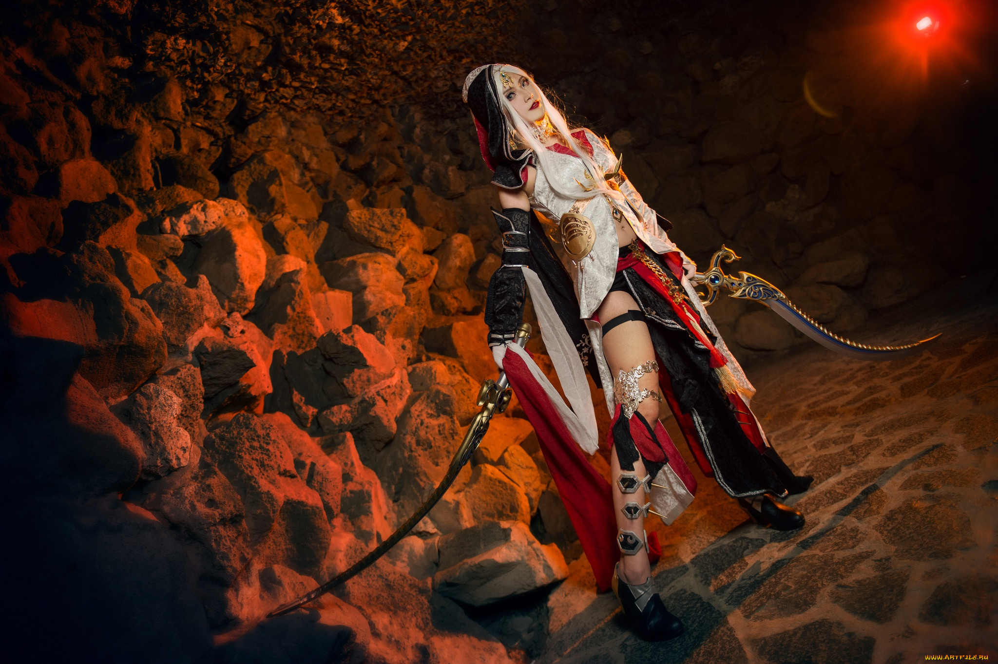 разное, cosplay, , косплей, взгляд, девушка, свет, украшения, поза, стиль, темный, фон, камни, оружие, скалы, ноги, меч, руки, макияж, фигура, освещение, блондинка, костюм, туфли, наряд, пол, образ, пещера
