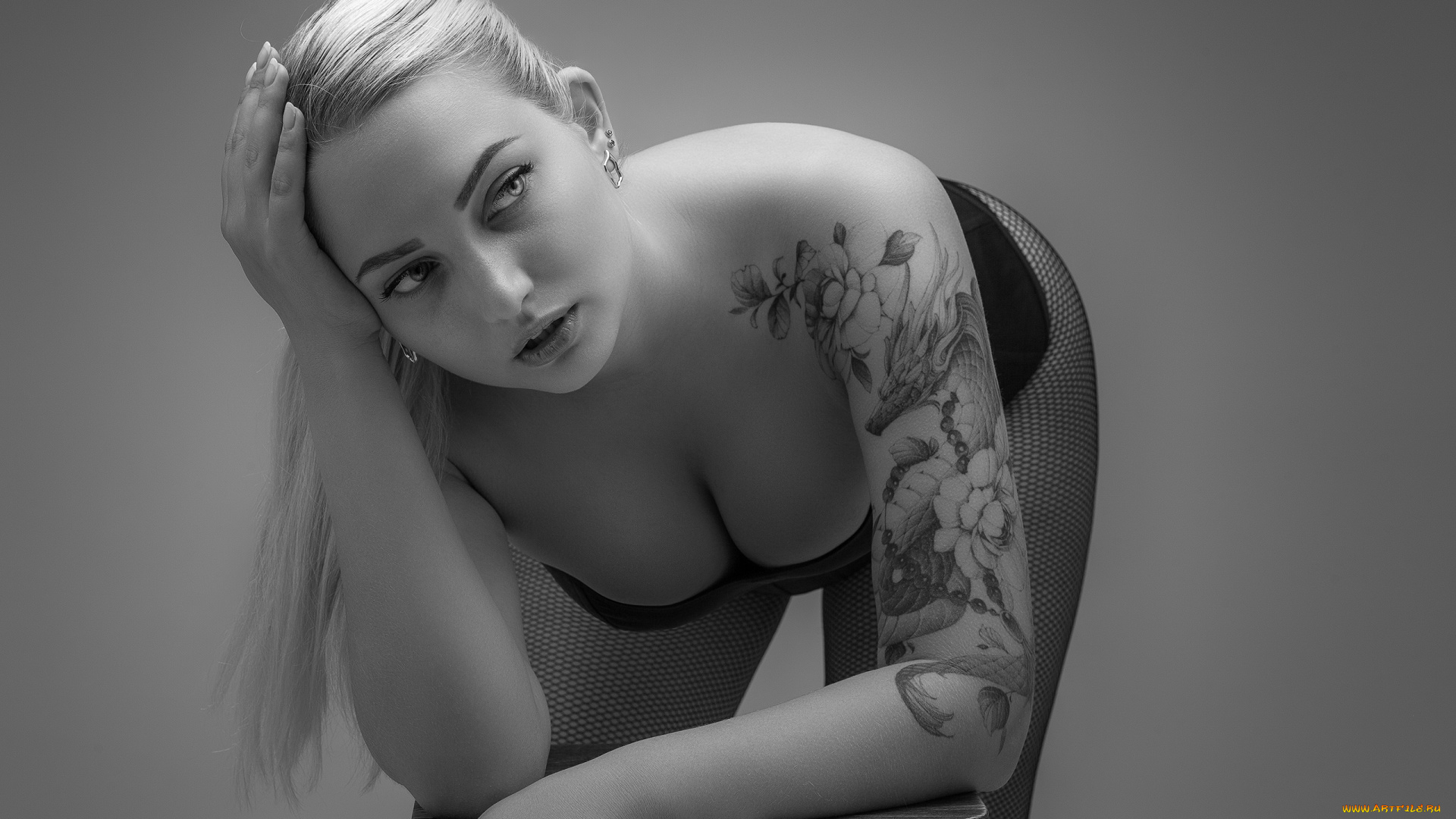 сексуальная, девушка, девушки, -, черно-белые, девушка, женщина, блондинка, светловолосая, сексуальная, модель, звезда, позирует, разная, обувь, верхняя, стильная, одежда, нижнее, эротическое, бельё, трусы, лифчик, колготки, чулки, аксессуары, макияж, и, множество, элементов, на, фотографии