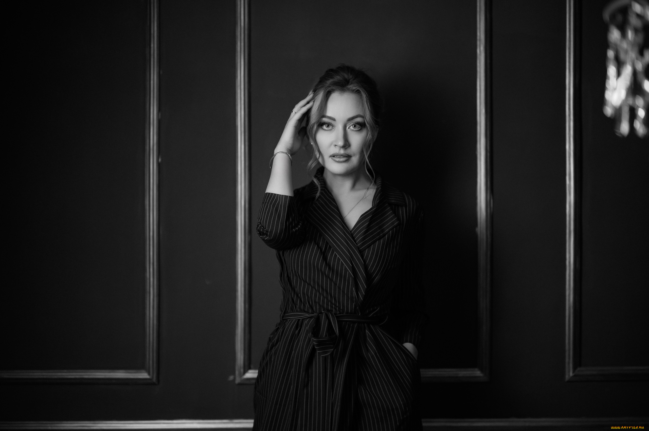 сексуальная, девушка, девушки, -, черно-белые, девушка, женщина, шатенка, темноволосая, сексуальная, модель, звезда, позирует, разная, обувь, верхняя, стильная, одежда, нижнее, эротическое, бельё, трусы, лифчик, колготки, чулки, аксессуары, макияж, и, множество, элементов, на, фотографии