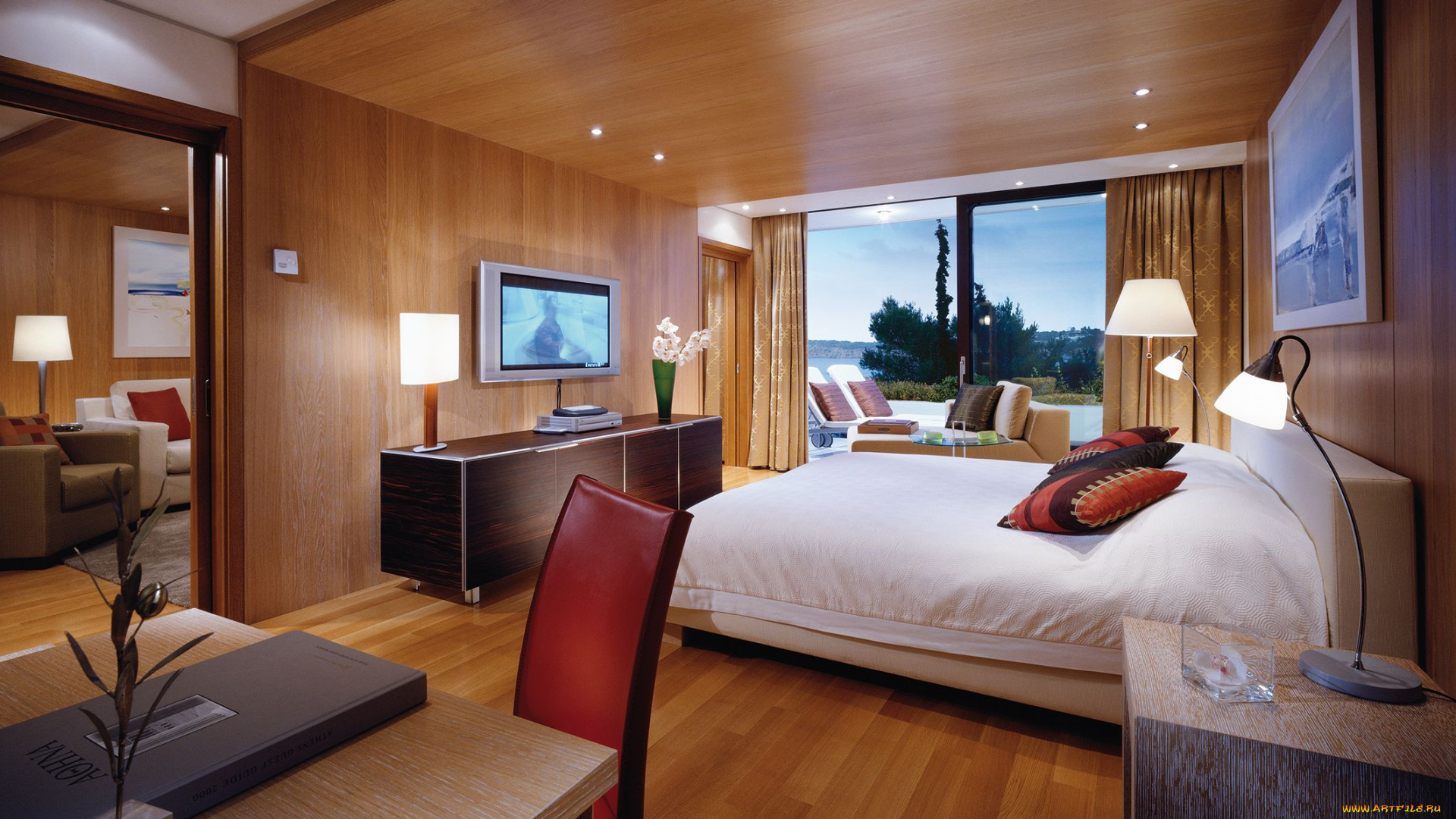 интерьер, спальня, кровать, портьеры, окно, телевизор, лампа, подушка