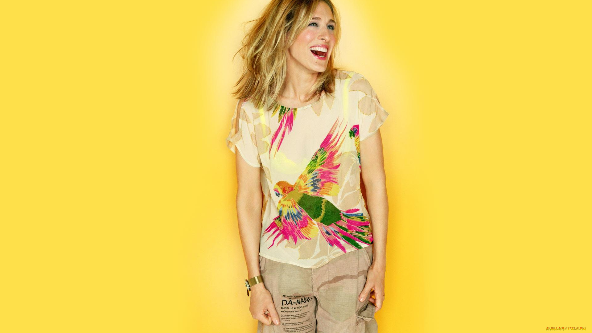 девушки, sarah, jessica, parker, улыбка, актриса, сара, джессика, паркер, желтый, фон, брюки, часы, футболка