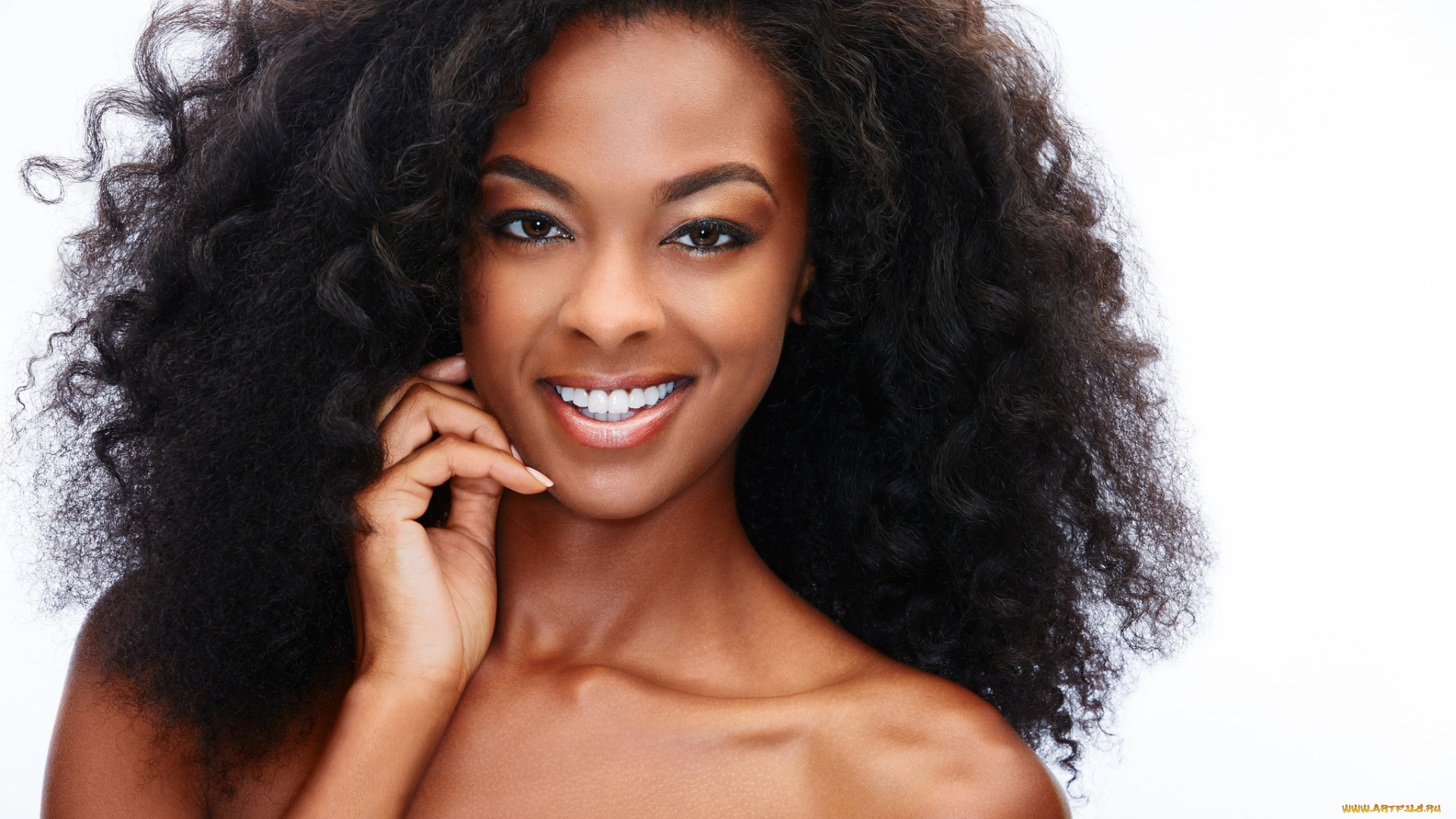 девушки, -, лица, , портреты, девушка, портрет, причёска, модель, лицо, макияж, взгляд, красотка, кудряшки, кудри, мулатка, темнокожая, чернокожая, улыбка