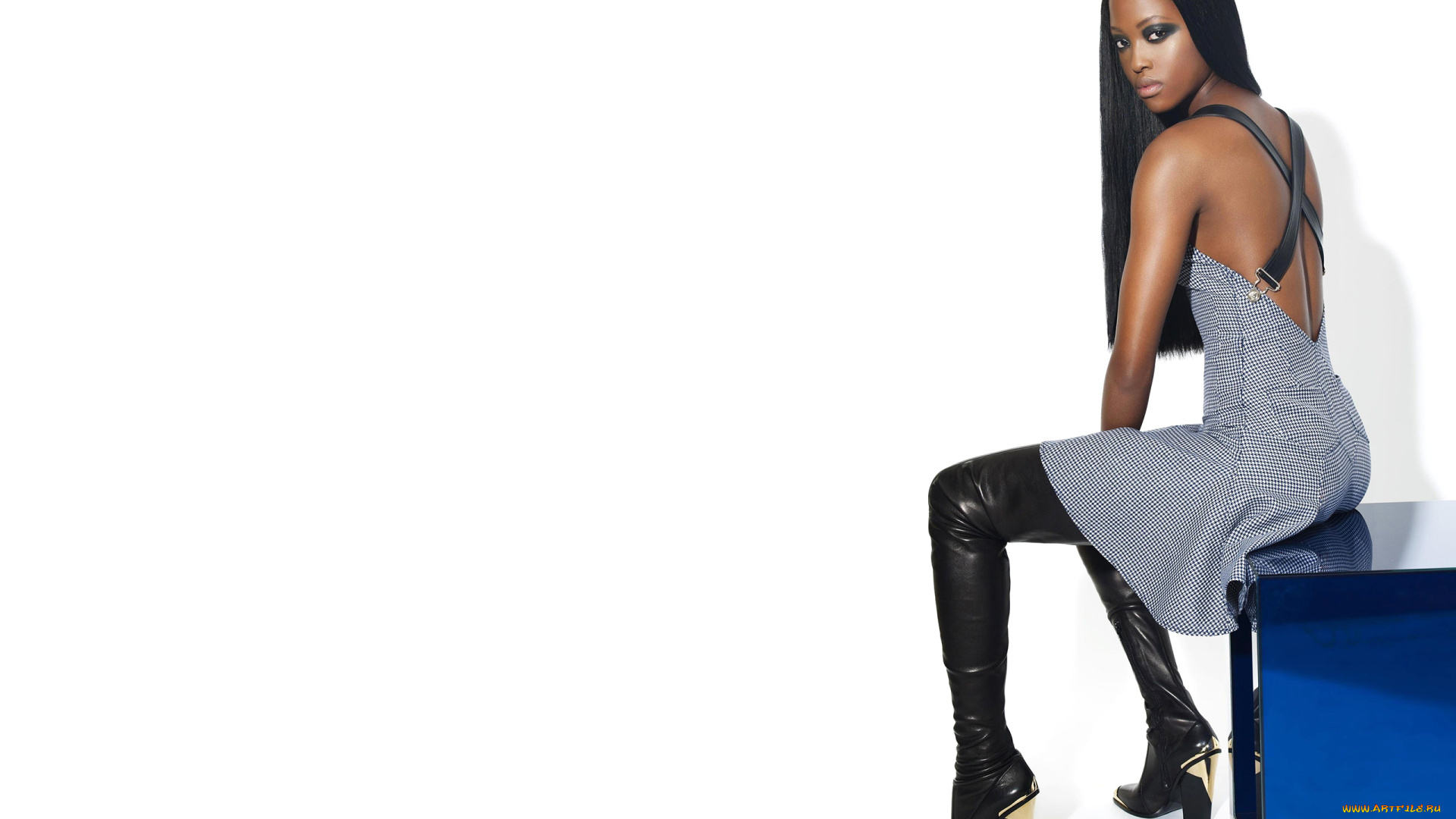 девушки, -, темнокожие, девушка, чернокожая, сидит, стройная, мулатка, темнокожая, брюнетка, смуглая, купальник, поза, макияж, красотка