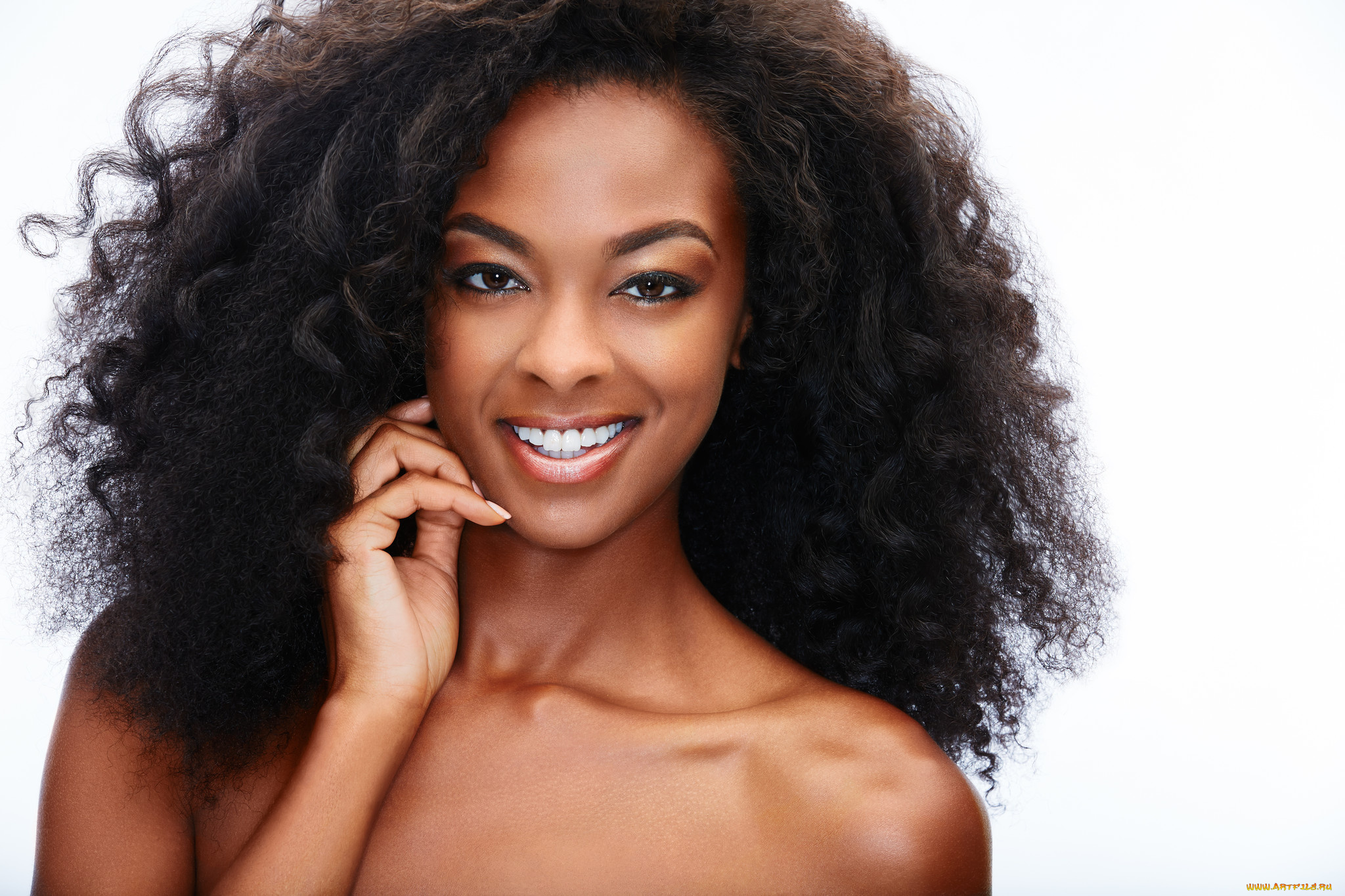 девушки, -, лица, , портреты, девушка, портрет, причёска, модель, лицо, макияж, взгляд, красотка, кудряшки, кудри, мулатка, темнокожая, чернокожая, улыбка