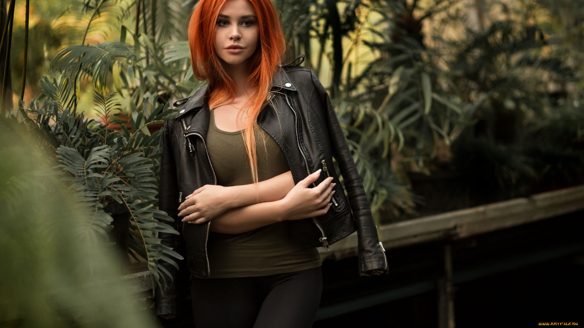 девушки, dana, bounty, дана, баунти, рыжая, женщины, модель, портрет, теплица, растения, боке, глубина, резкости, футболка, кожаная, куртка, черный, гетры, скрестив, руки, ника, мелн, зеленый, водяные, знаки, nika, meln, dana, bounty