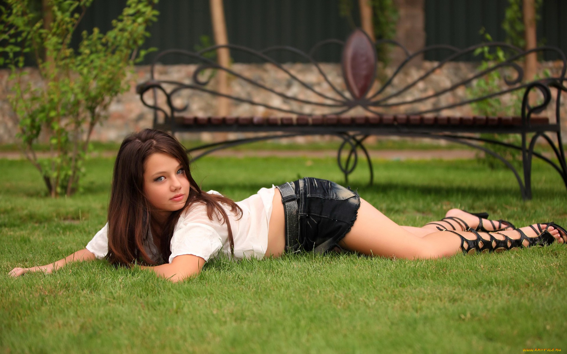 девушки, kleofia, шатенка, блузка, юбка, лужайка