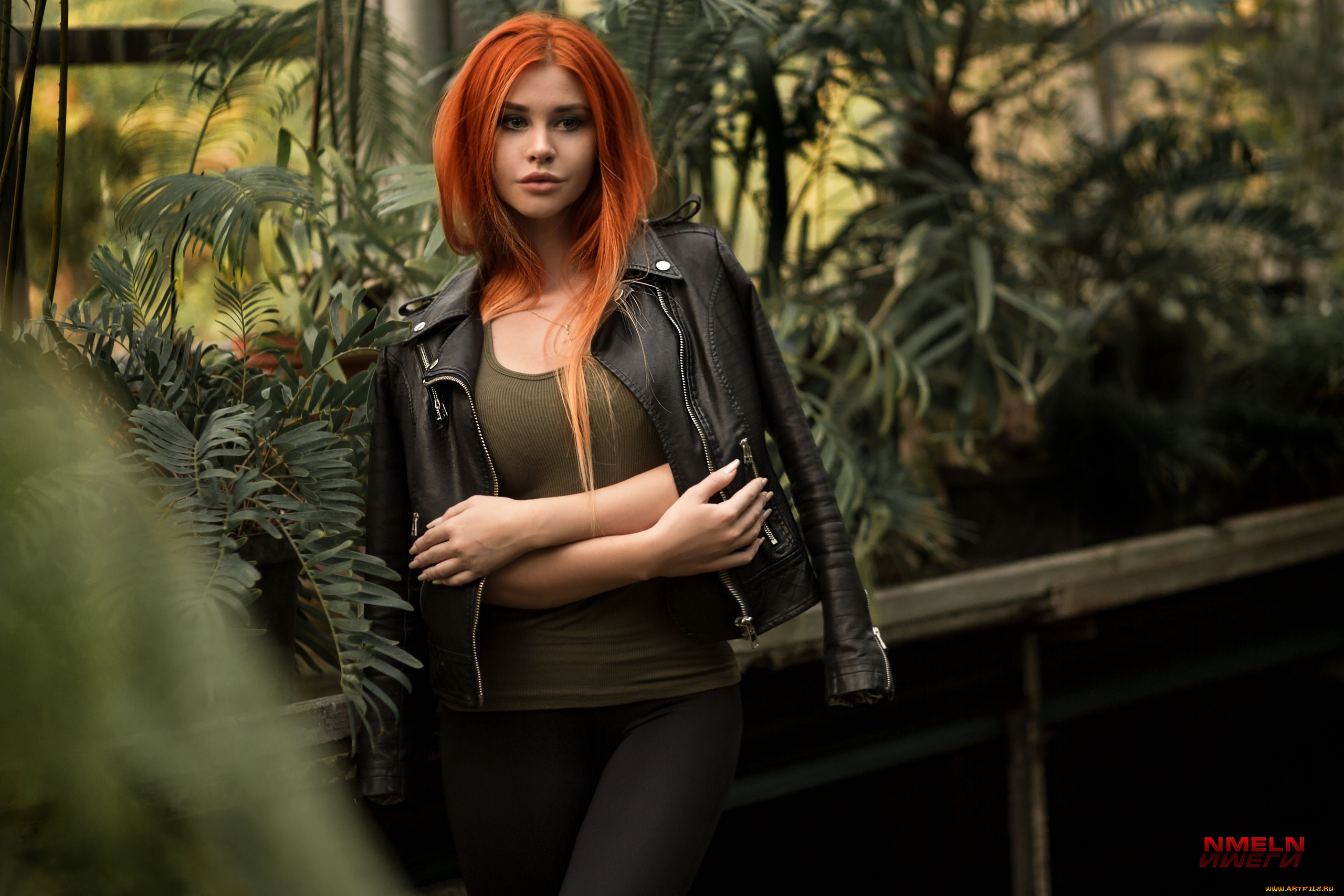 девушки, dana, bounty, дана, баунти, рыжая, женщины, модель, портрет, теплица, растения, боке, глубина, резкости, футболка, кожаная, куртка, черный, гетры, скрестив, руки, ника, мелн, зеленый, водяные, знаки, nika, meln, dana, bounty