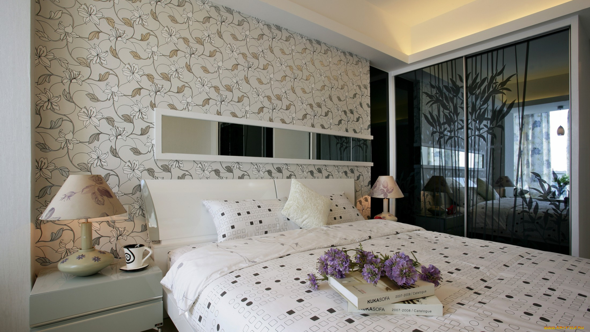 интерьер, спальня, подушка, книги, кровать, светильник, цветы