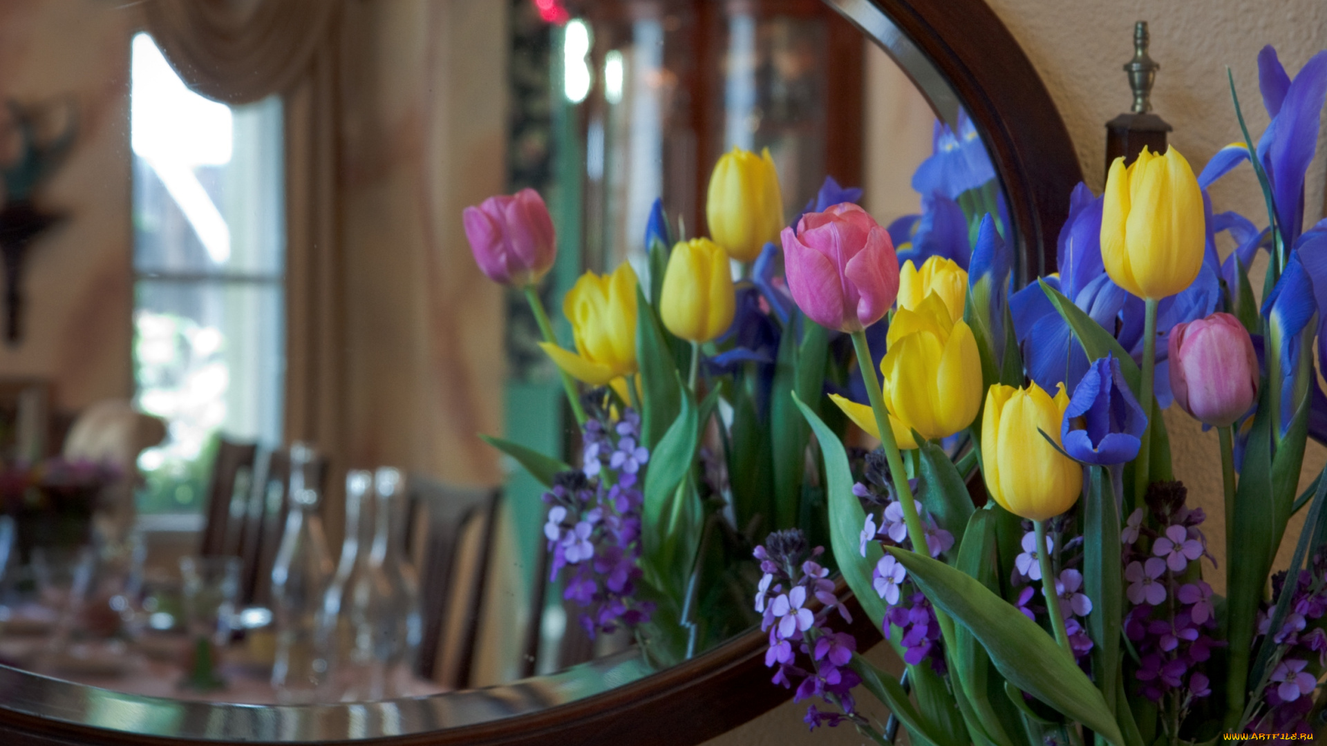 цветы, букеты, композиции, ирисы, зеркало, тюльпаны, матиола