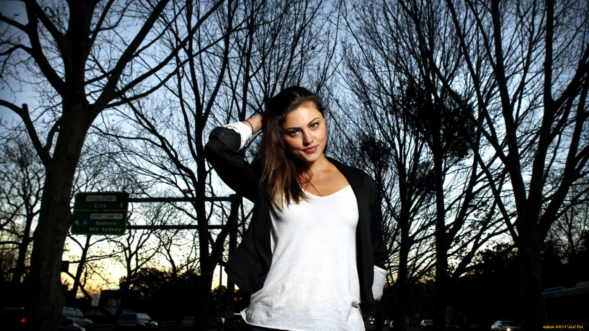 Phoebe, Tonkin, девушки, сумерки, парк, деревья, машины, знак