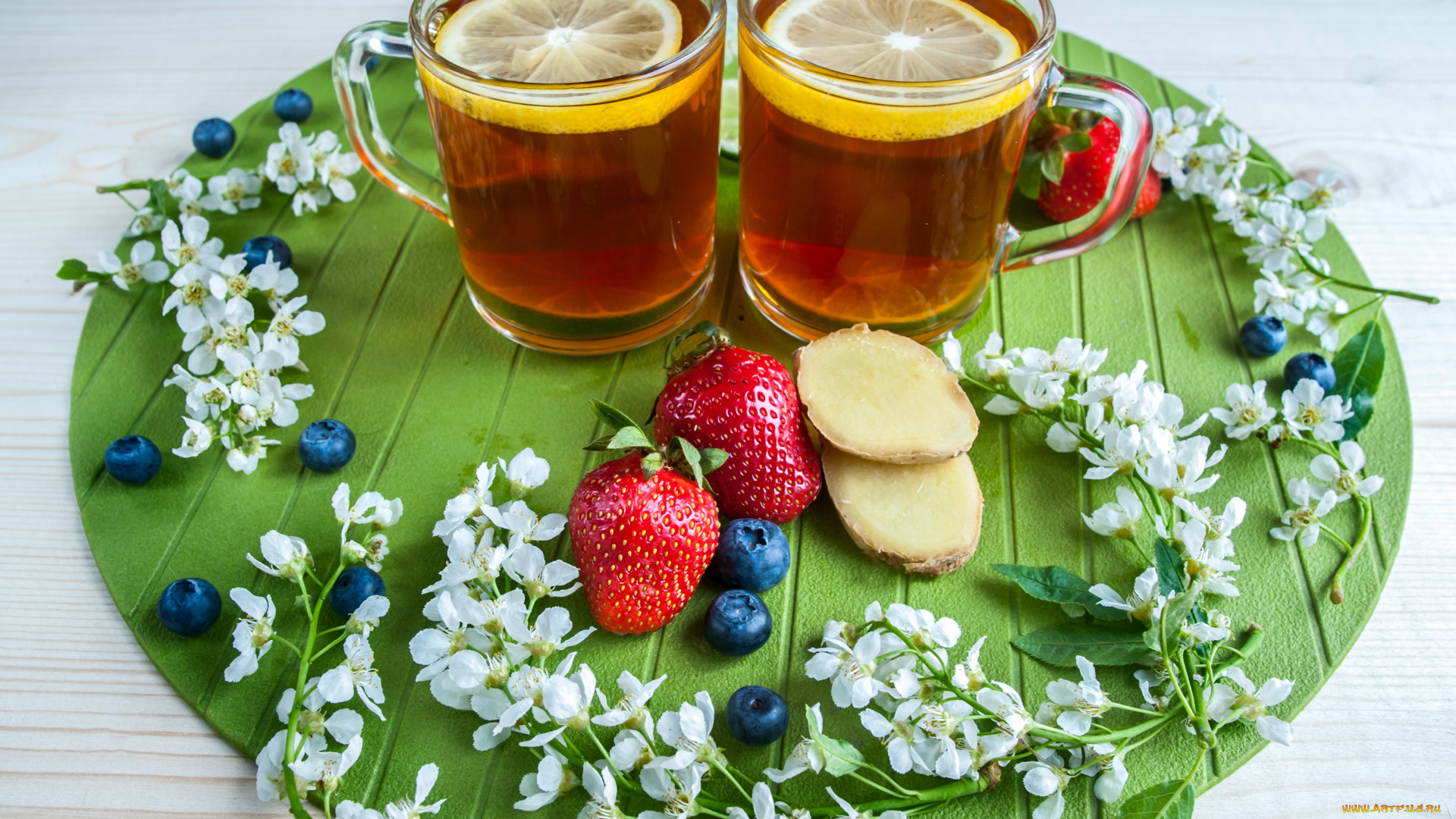 еда, напитки, , Чай, две, чашки, чая, с, лимоном, на, столе, ягодами, клубники, черники, и, кусочками, имбиря