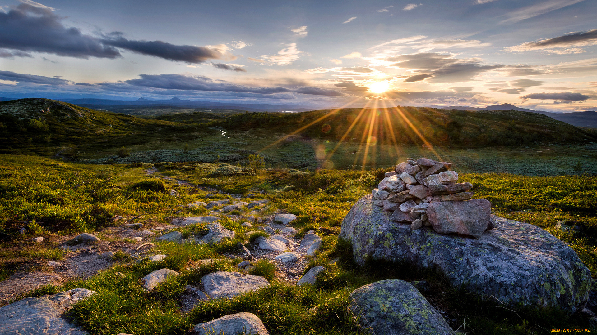 природа, луга, облака, небо, лучи, холмы, трава, камни