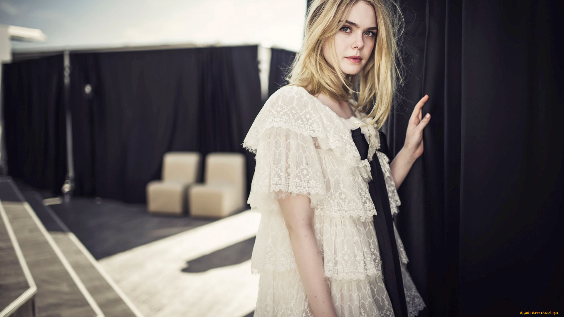 девушки, elle, fanning, шторы, кружева, блондинка