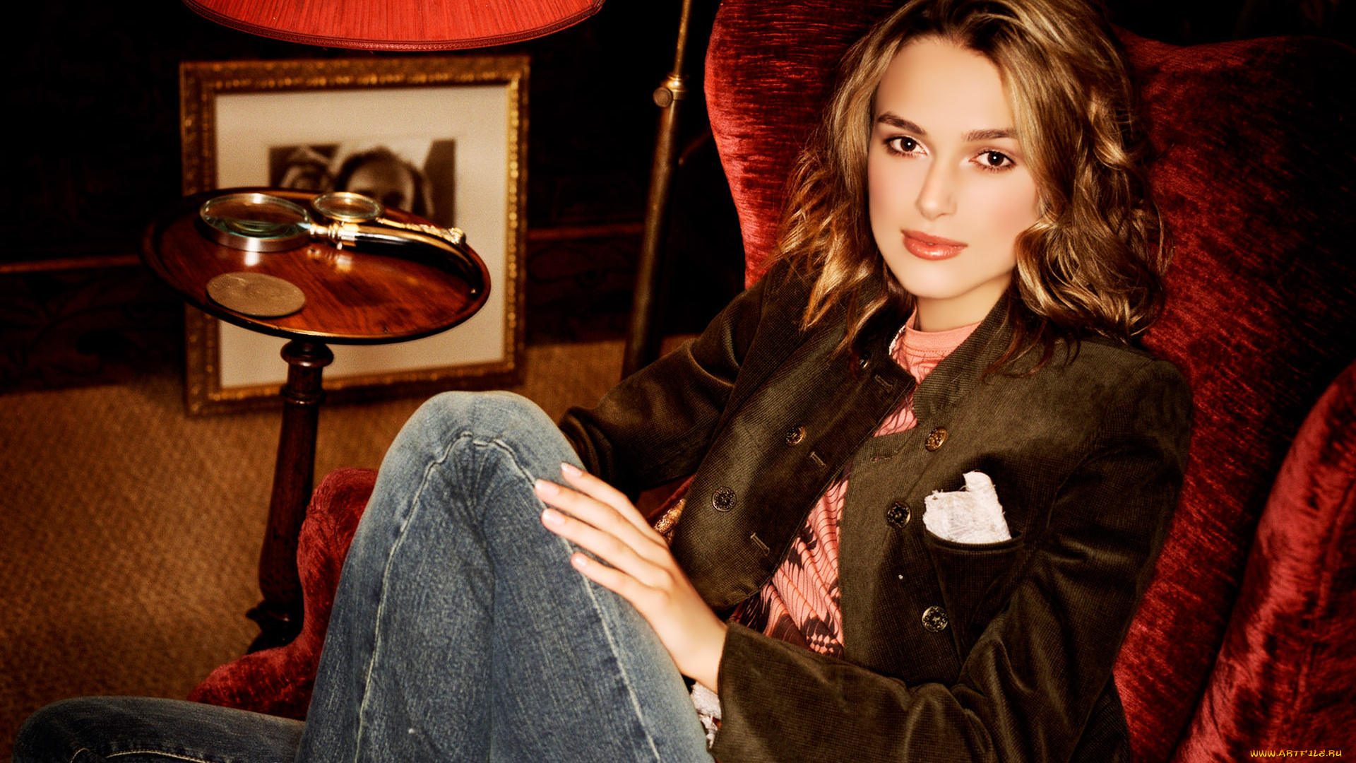 девушки, keira, knightley, жакет, шатенка, джинсы, кресло, актриса