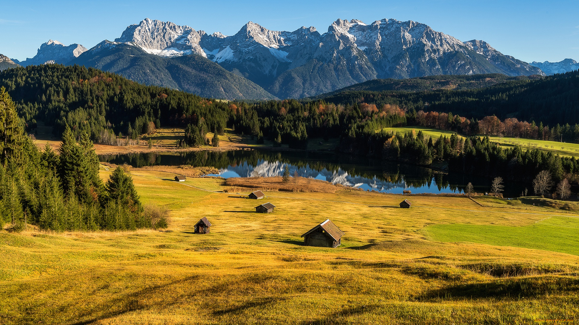 природа, пейзажи, тени, сарай, луг, альпы, бавария, склон, ели, германия, красота, поля, вид, вершины, склоны, поляна, холмы, синева, отражение, озеро, горы, свет, трава, лес, осень, поле