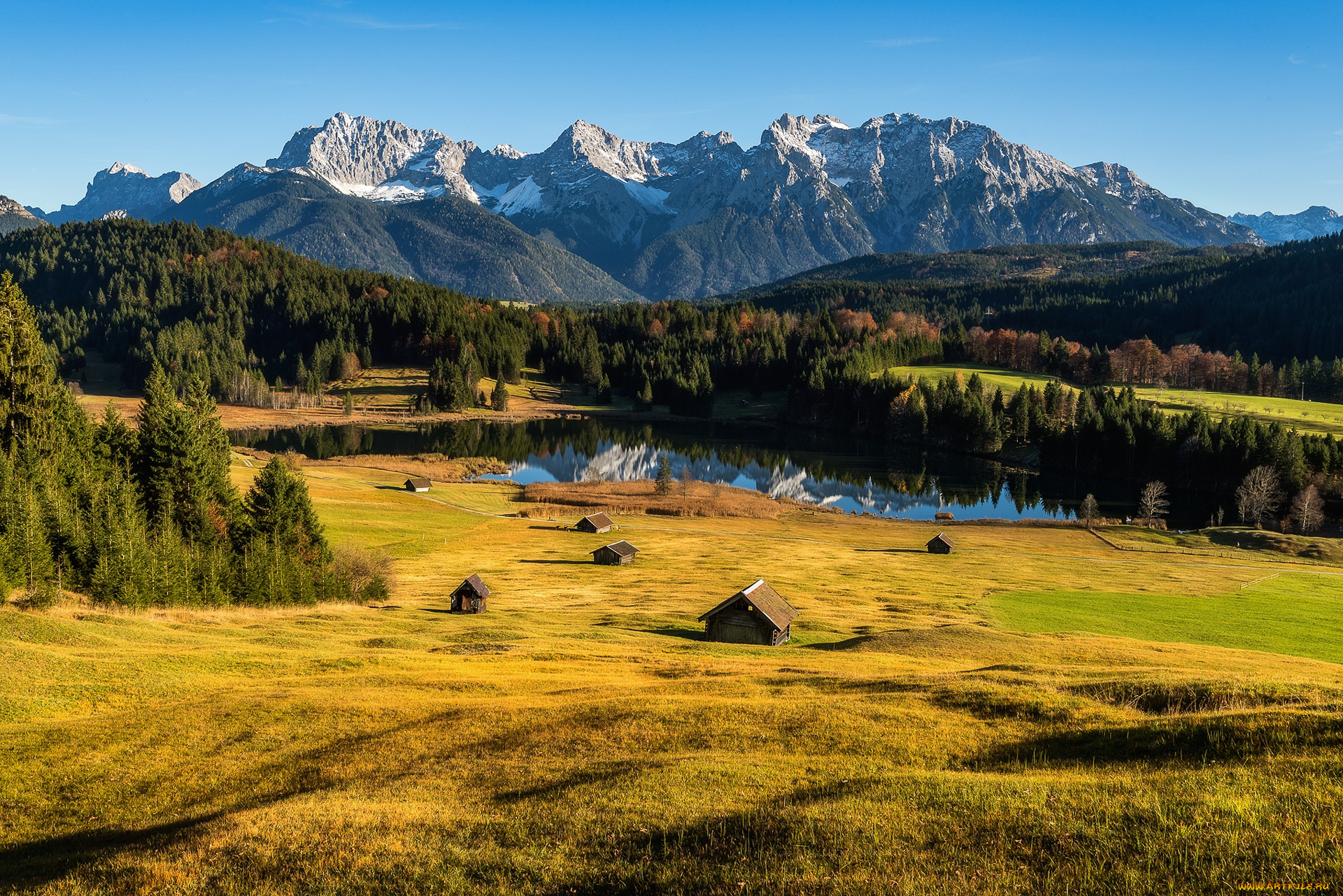 природа, пейзажи, тени, сарай, луг, альпы, бавария, склон, ели, германия, красота, поля, вид, вершины, склоны, поляна, холмы, синева, отражение, озеро, горы, свет, трава, лес, осень, поле