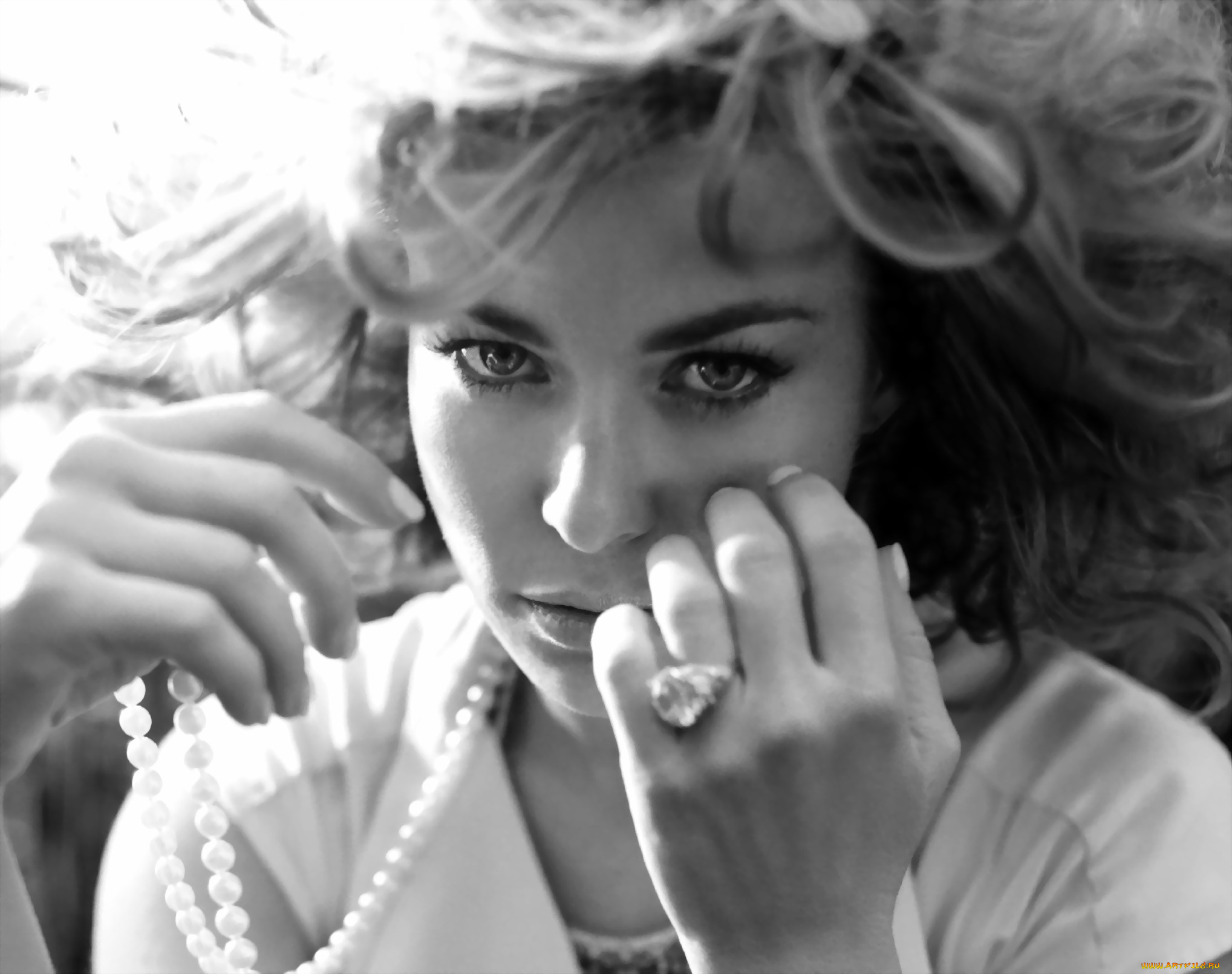 девушки, carmen, electra, бусы, кольцо, руки, лицо, черно-белая