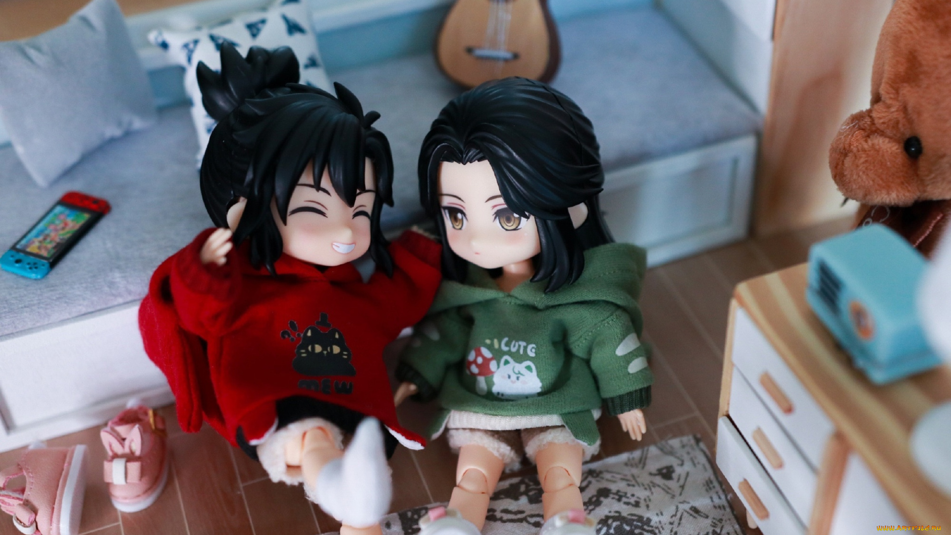 разное, куклы, свитера, диван