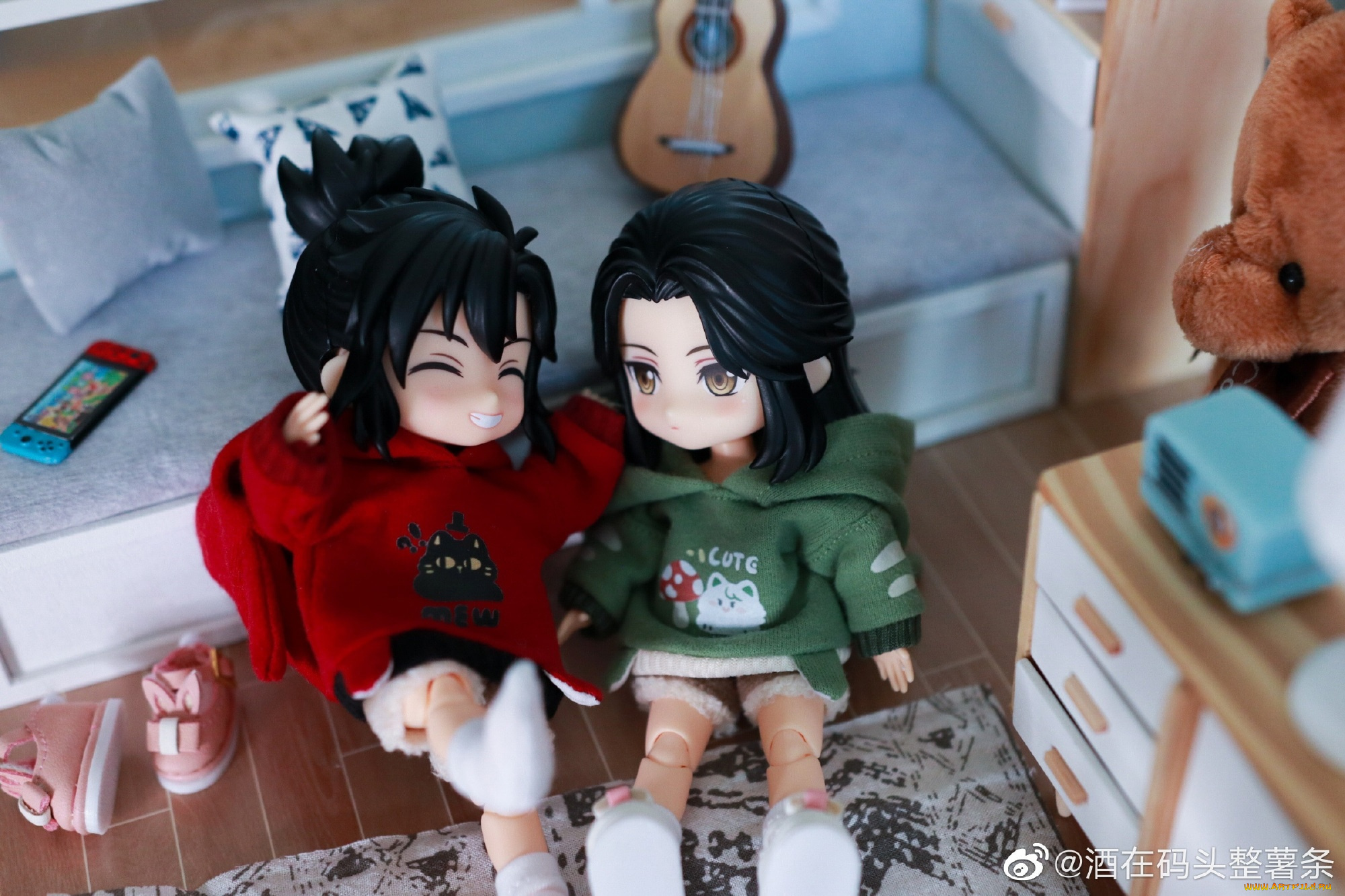 разное, куклы, свитера, диван