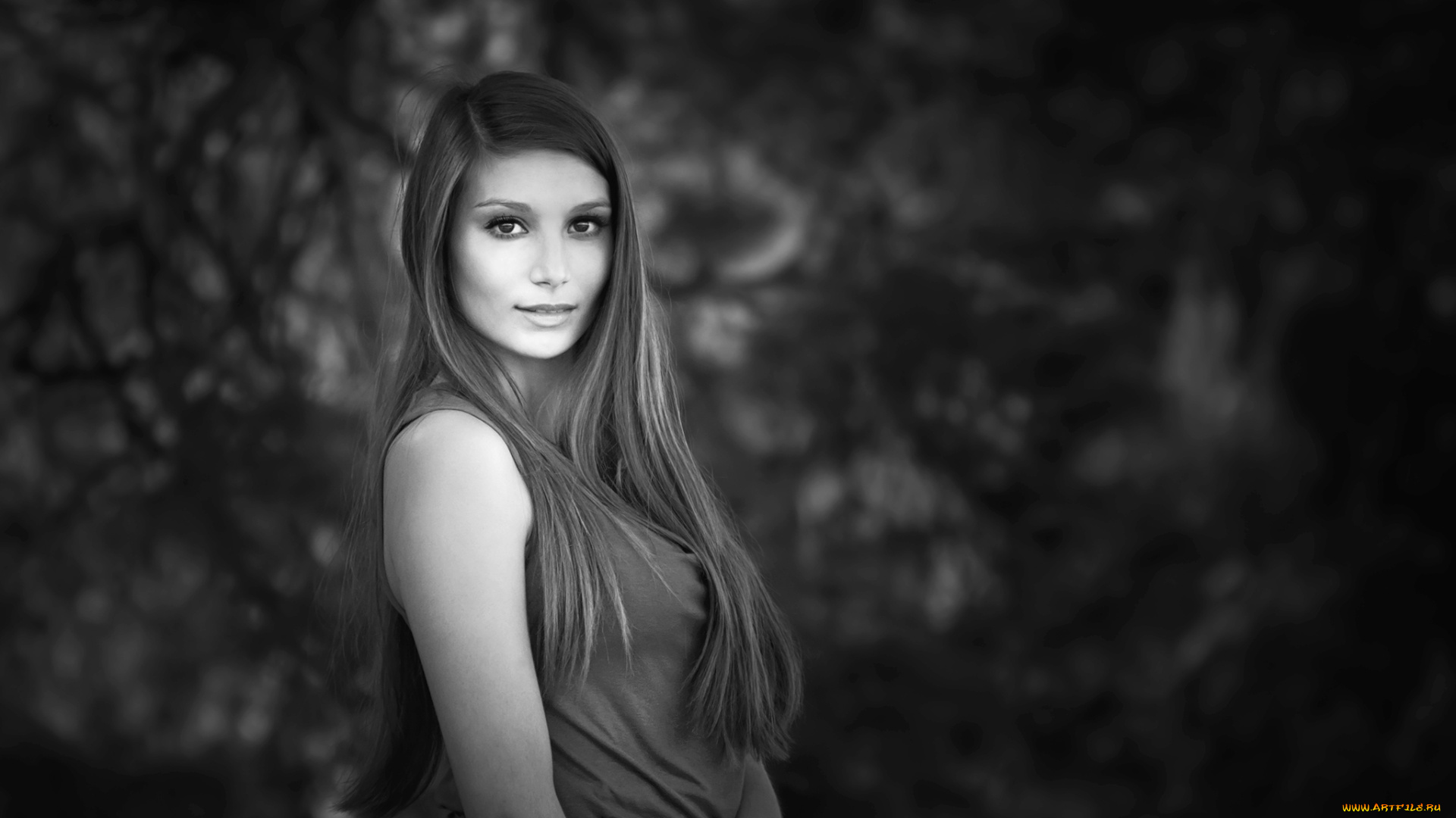 девушки, -unsort, , Черно-белые, обои, взгляд, улыбка, чёрно-белое, фото, волосы, девушка