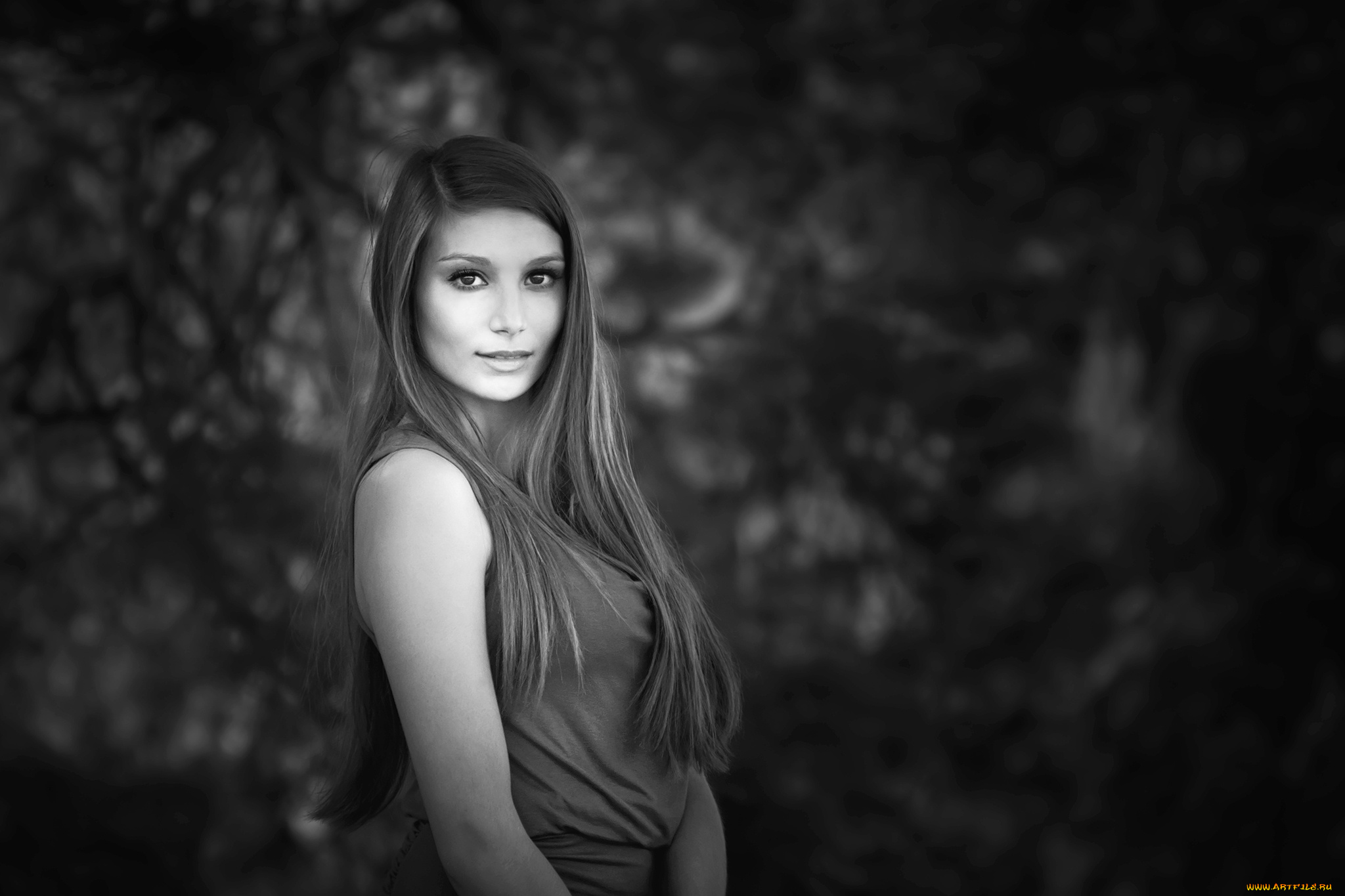 девушки, -unsort, , Черно-белые, обои, взгляд, улыбка, чёрно-белое, фото, волосы, девушка