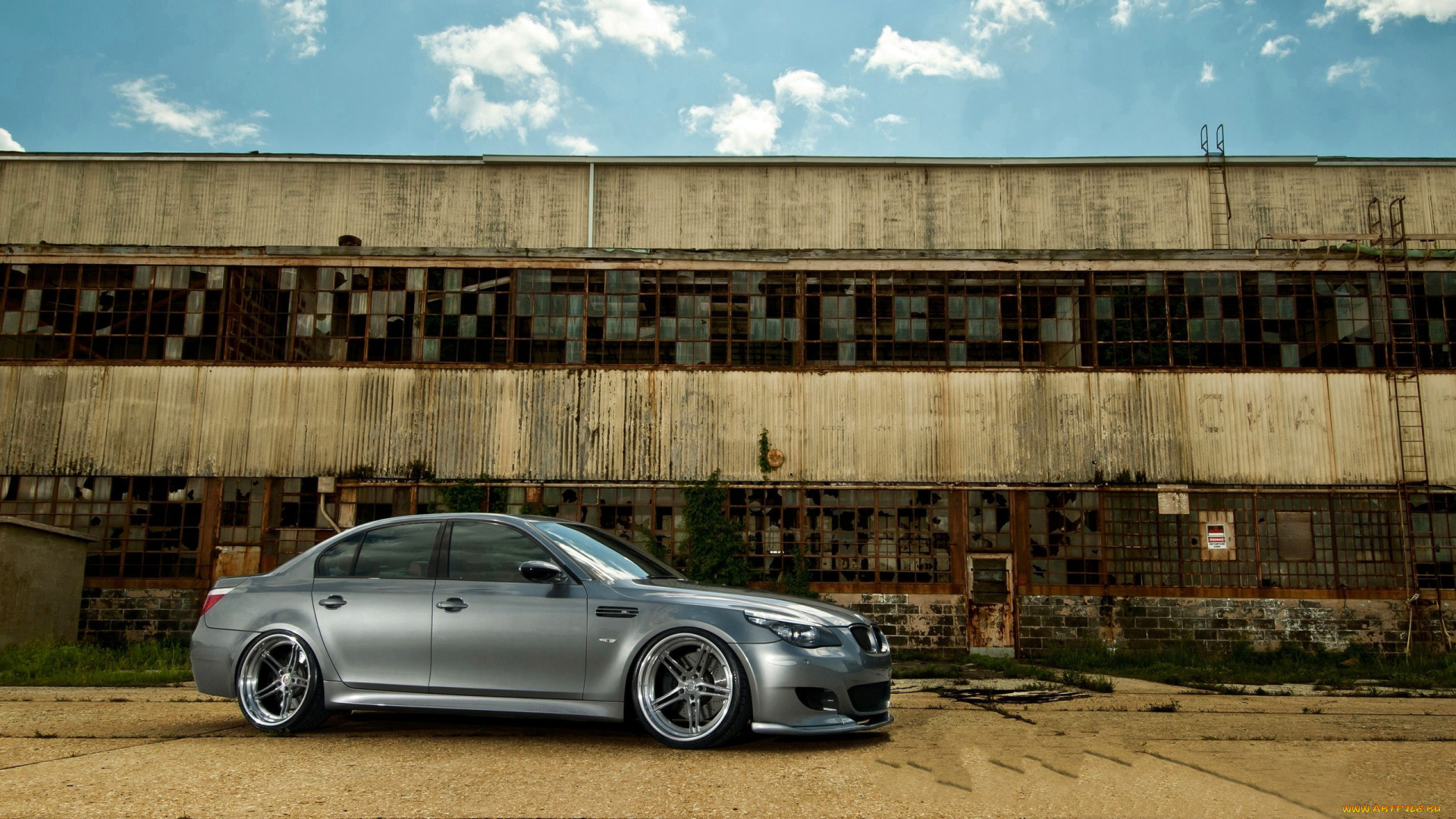автомобили, bmw, бмв, серебристый, здание, фабрика, разруха, небо, облака
